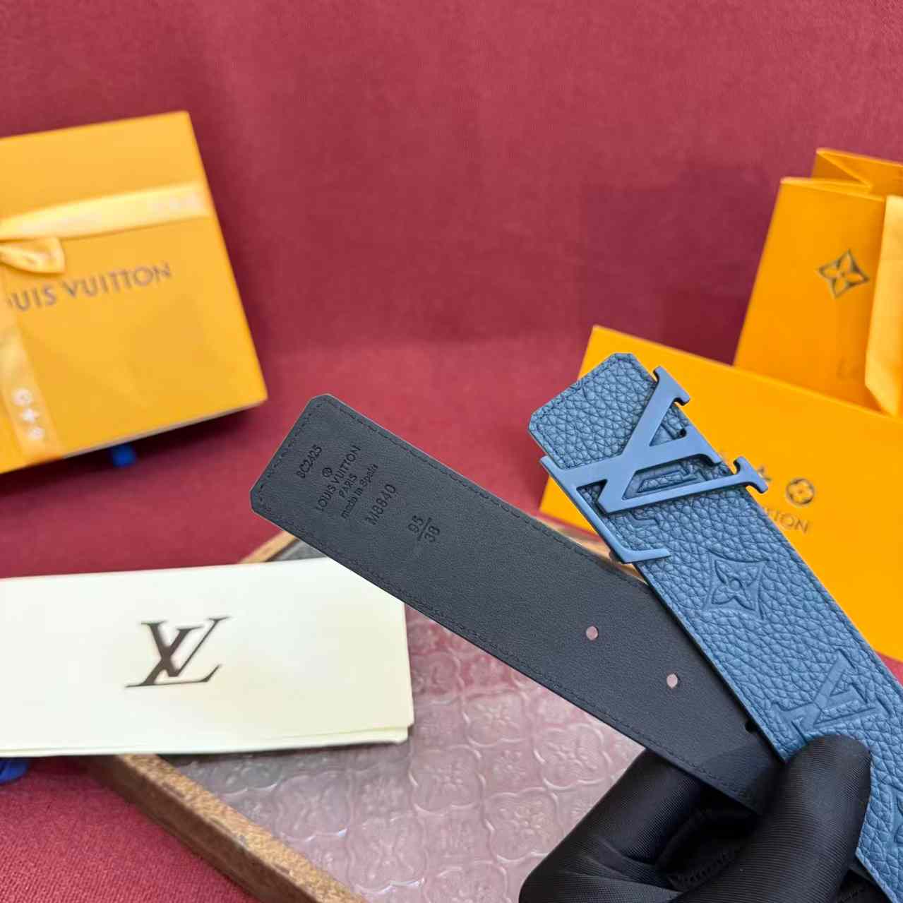 Louis Vuitton LV Taurillon 40mm Reversible Belt M8663Q - DesignerGu