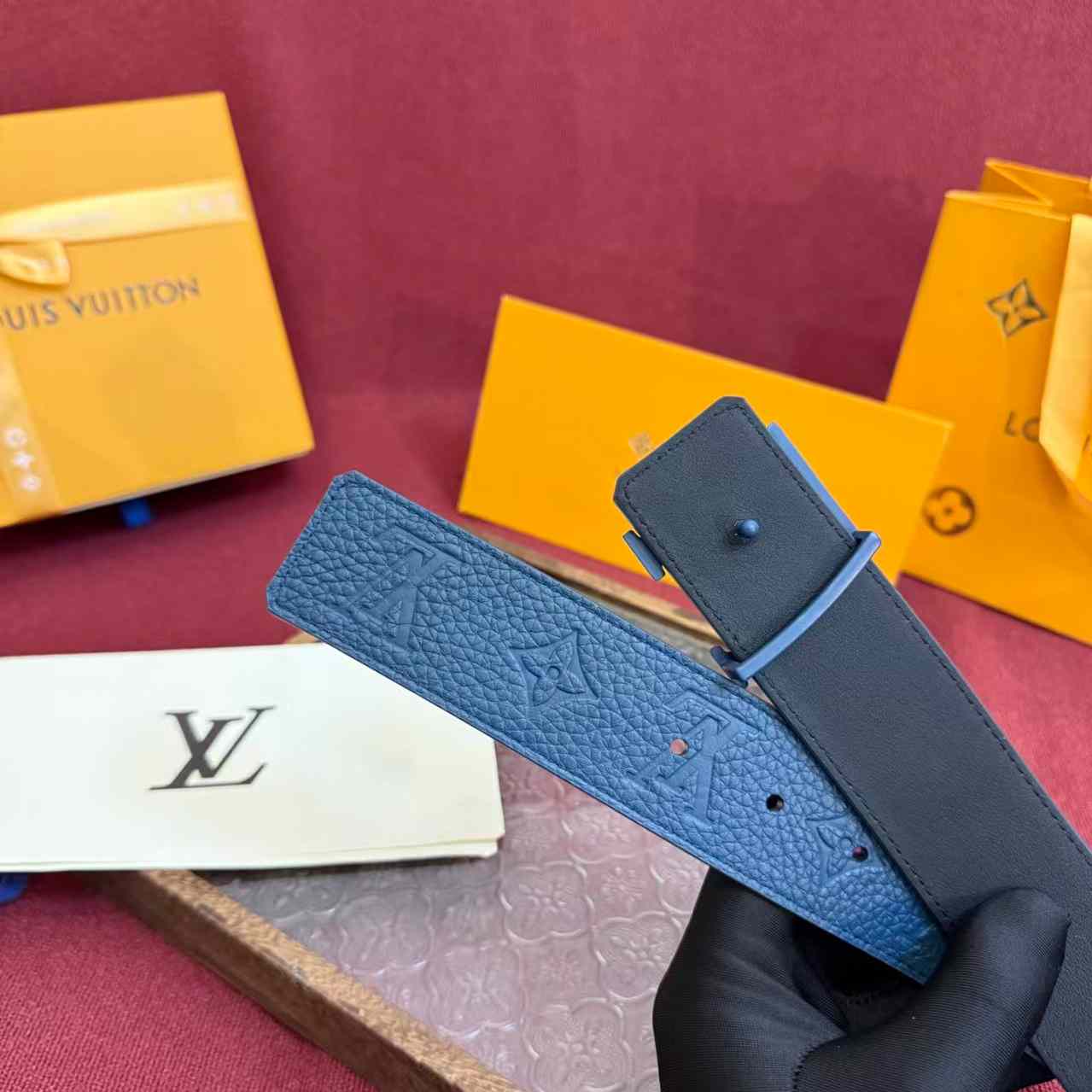 Louis Vuitton LV Taurillon 40mm Reversible Belt M8663Q - DesignerGu