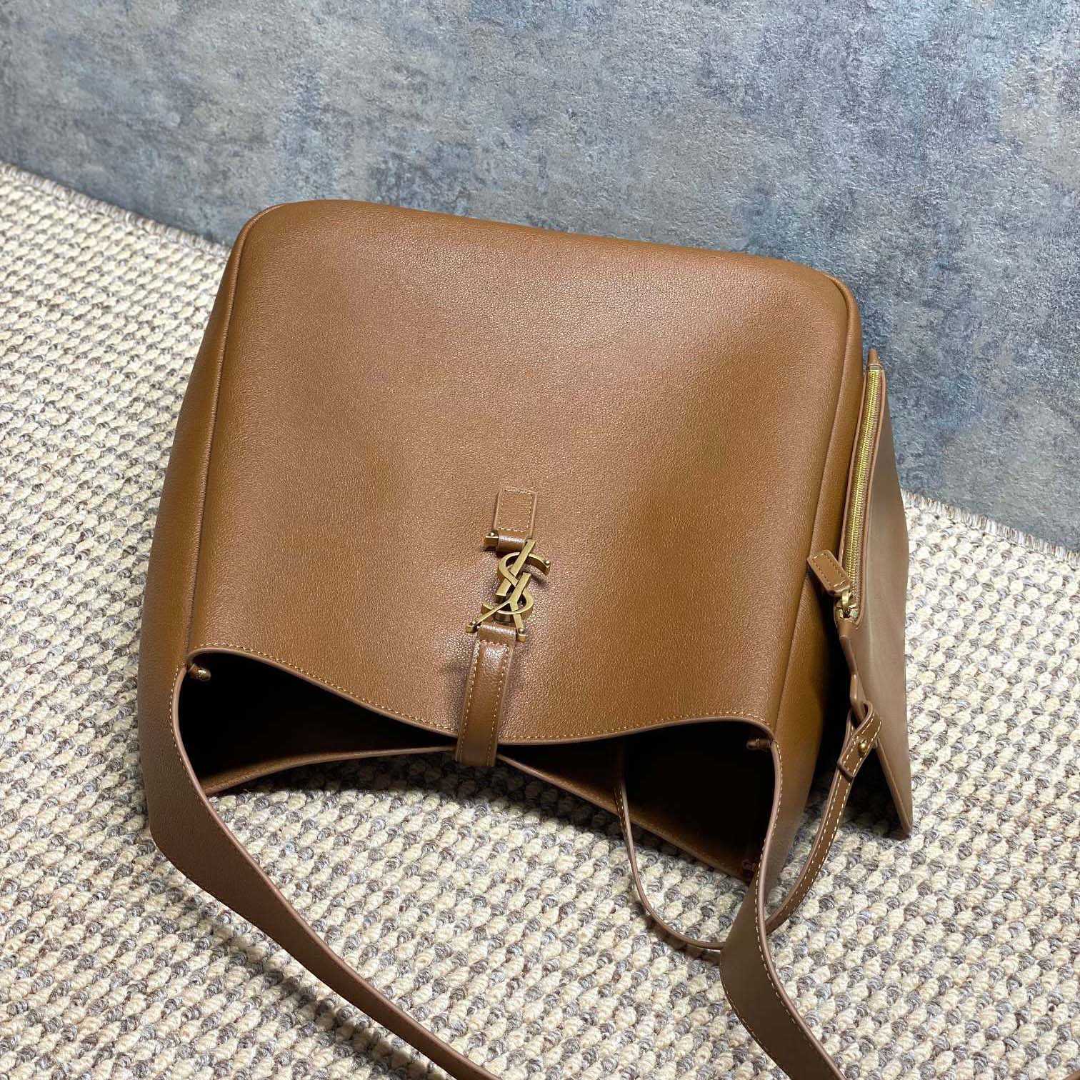 Saint Laurent LE 5 À 7 Supple LARGE In Grained Leather - DesignerGu