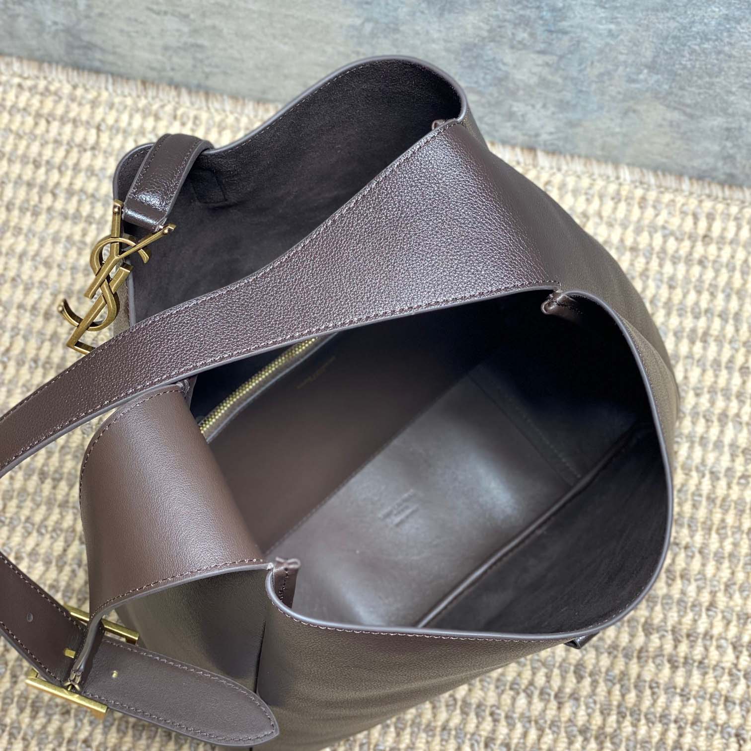Saint Laurent LE 5 À 7 Supple LARGE In Grained Leather - DesignerGu