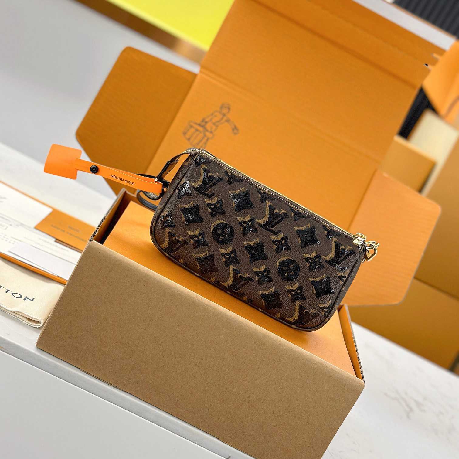 Louis Vuitton Pochette Accessoires M26473 - DesignerGu