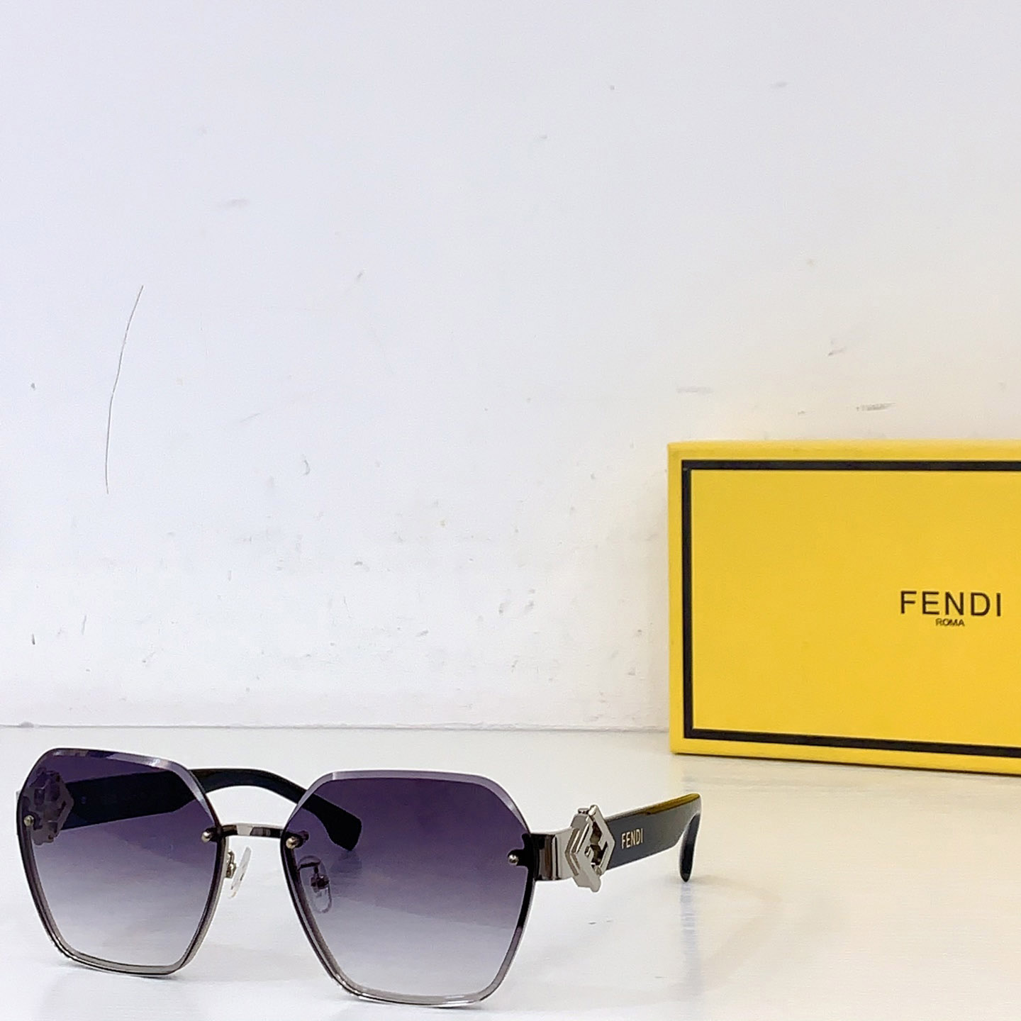 Fendi FE  40152I Sunglasses   - DesignerGu