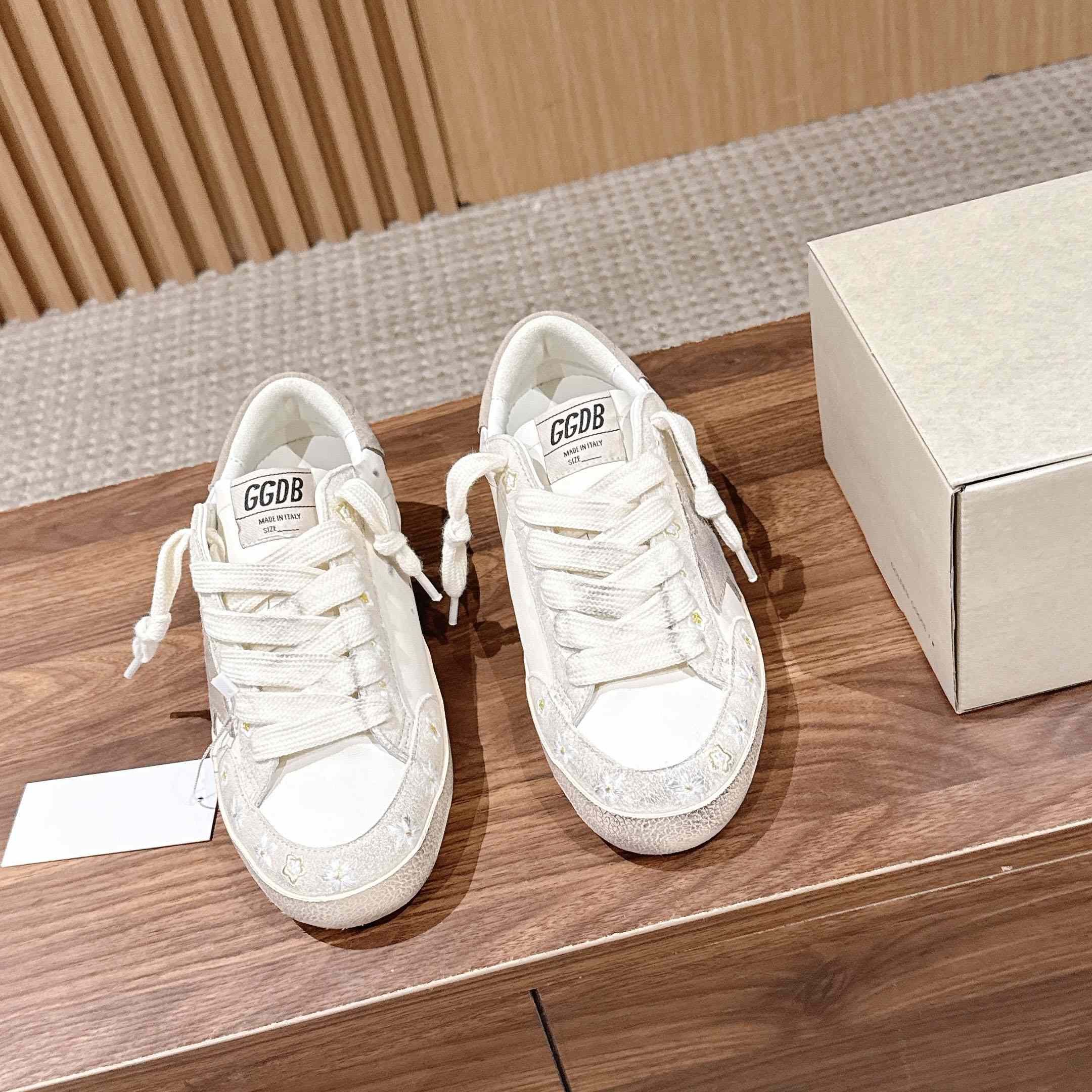 Golden Goose Super-Star Sneakers - DesignerGu