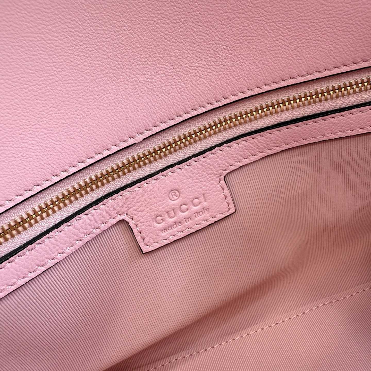 Gucci GG Marmont Medium Shoulder Bag - DesignerGu