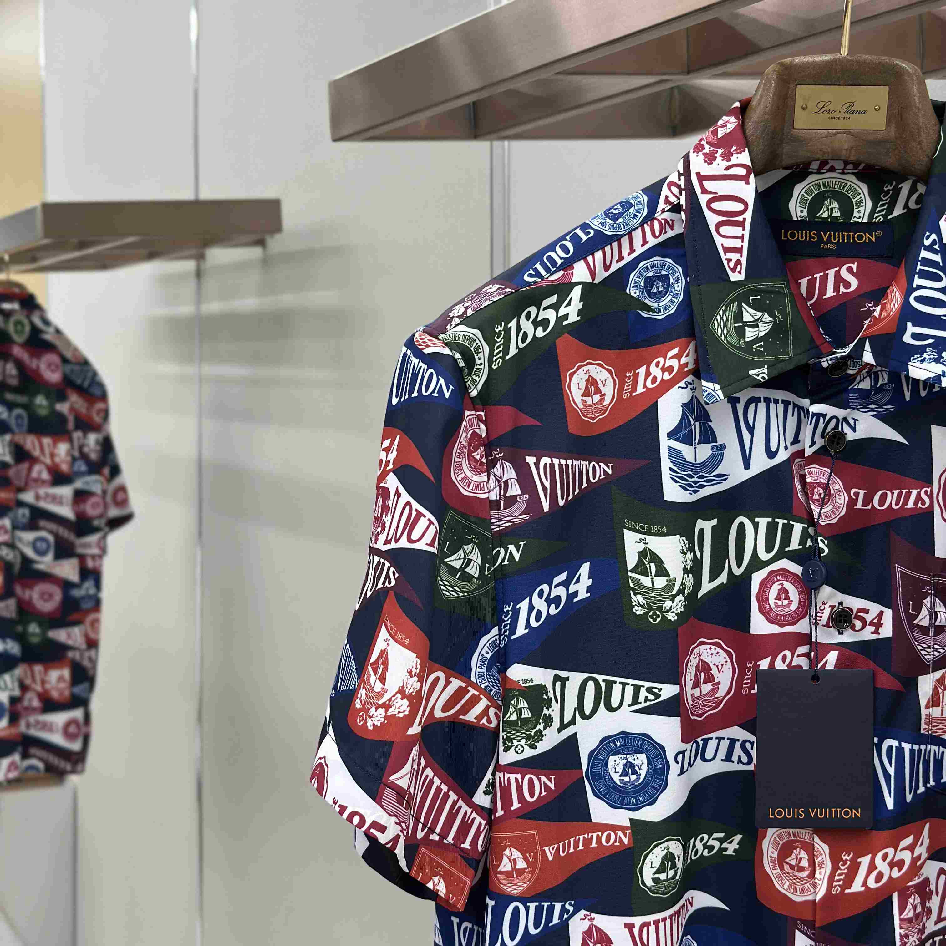 Louis Vuitton Printed Short-Sleeved Silk-Blend Shirt 1AIKBE - DesignerGu