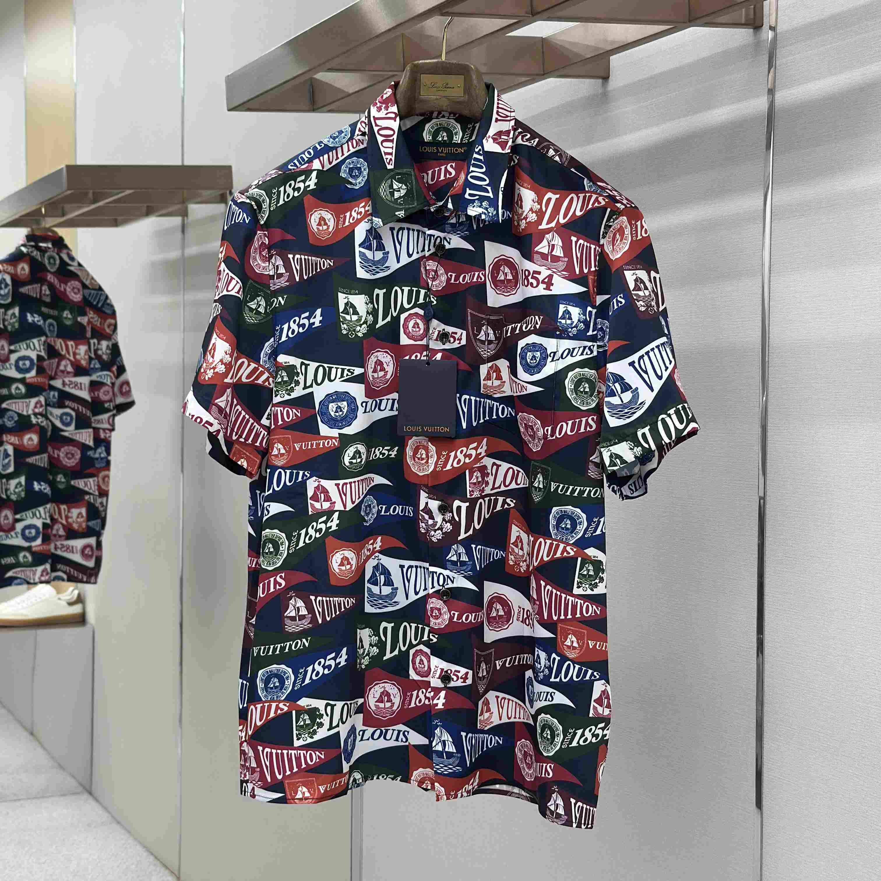Louis Vuitton Printed Short-Sleeved Silk-Blend Shirt 1AIKBE - DesignerGu