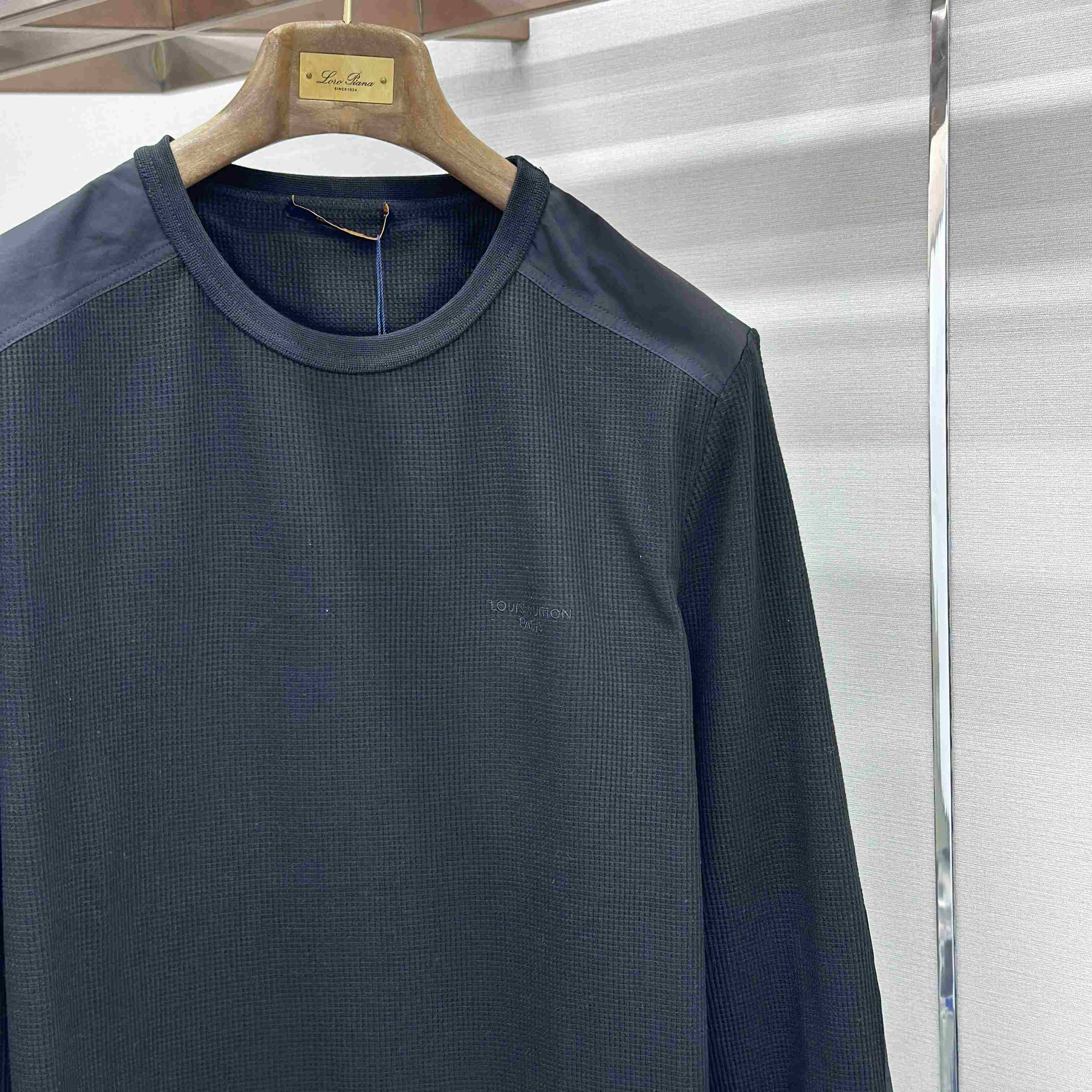 Louis Vuitton Waffle Long-Sleeved Outdoor T-Shirt 1AK7F7 - DesignerGu