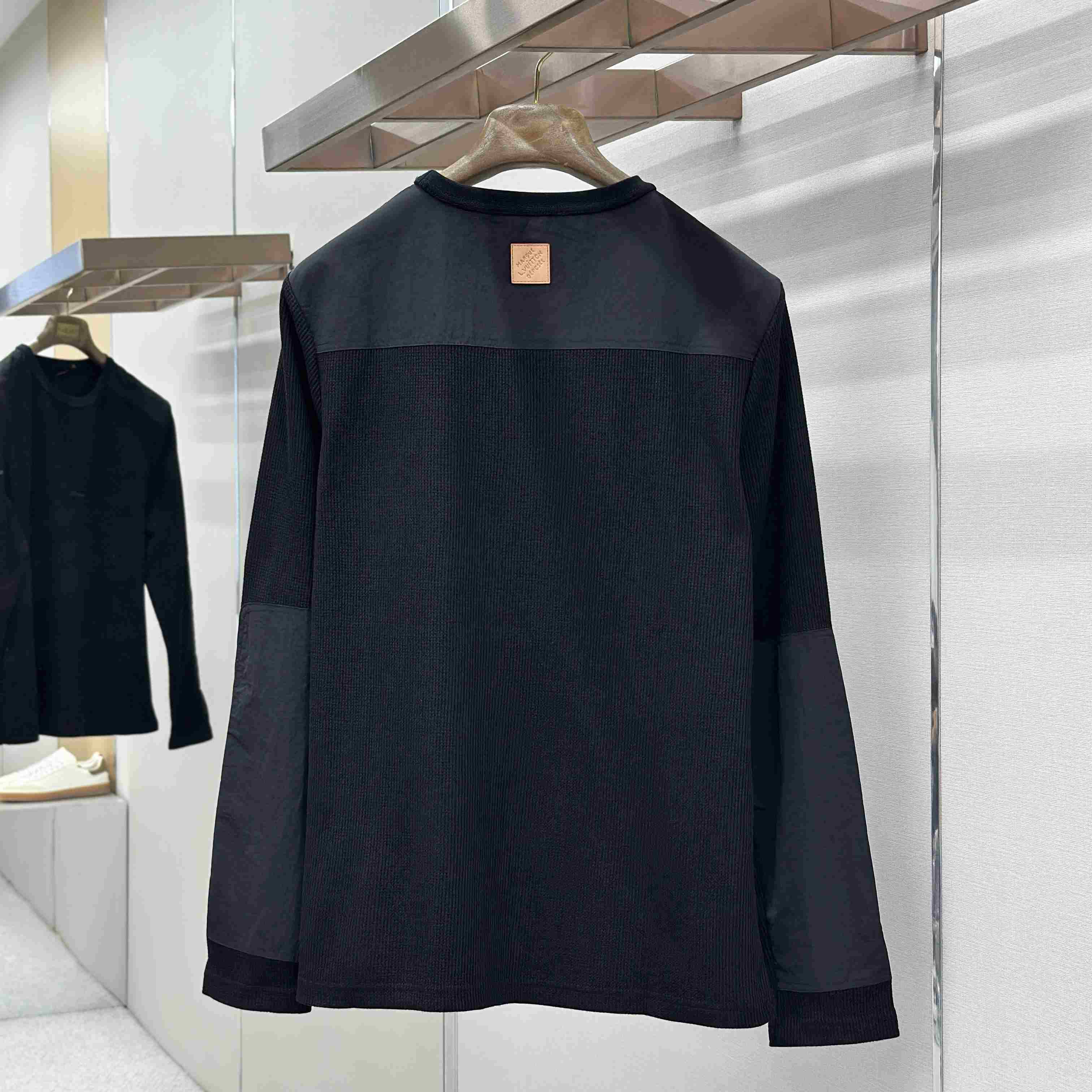 Louis Vuitton Waffle Long-Sleeved Outdoor T-Shirt 1AK7F7 - DesignerGu