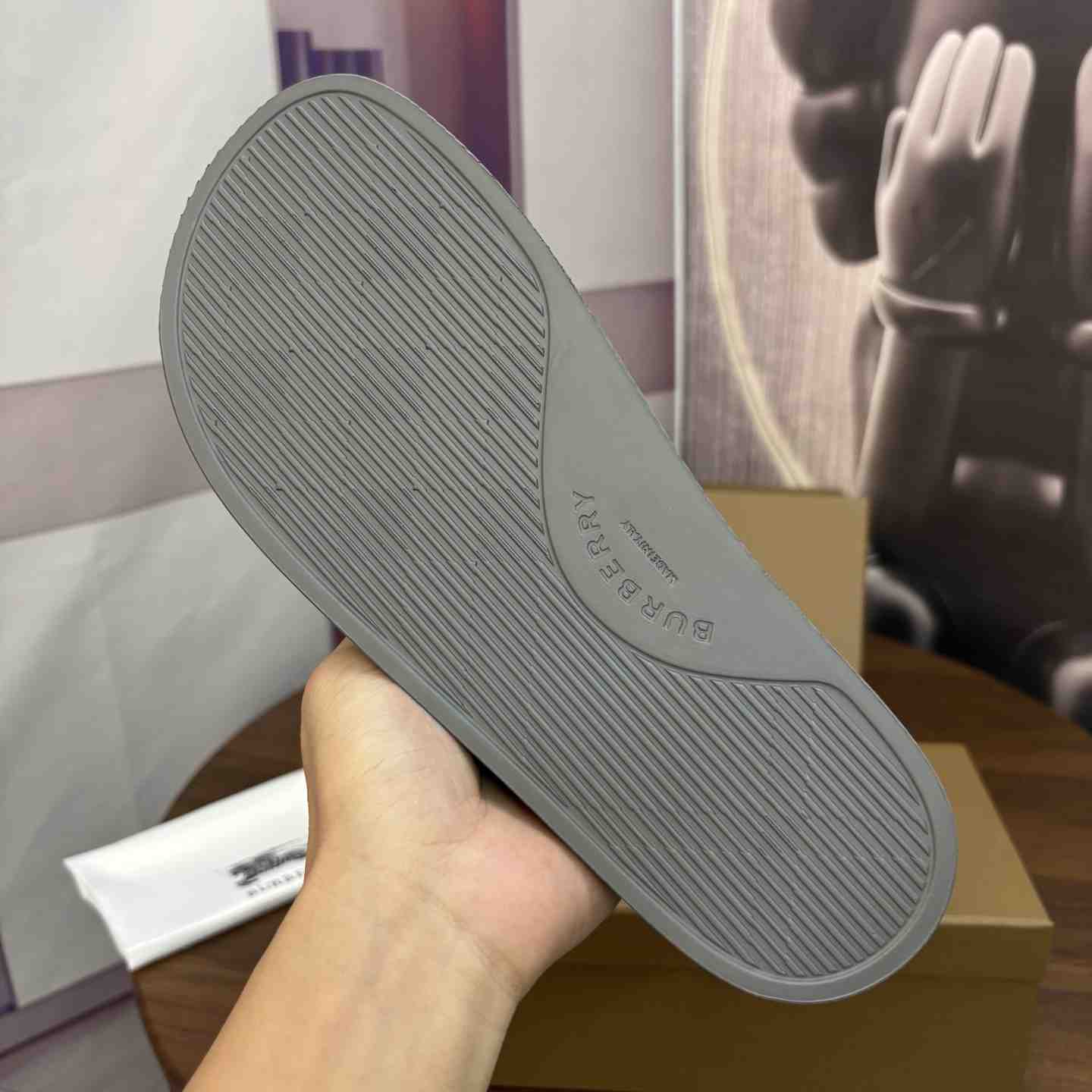 Burberry Logo Slides - DesignerGu