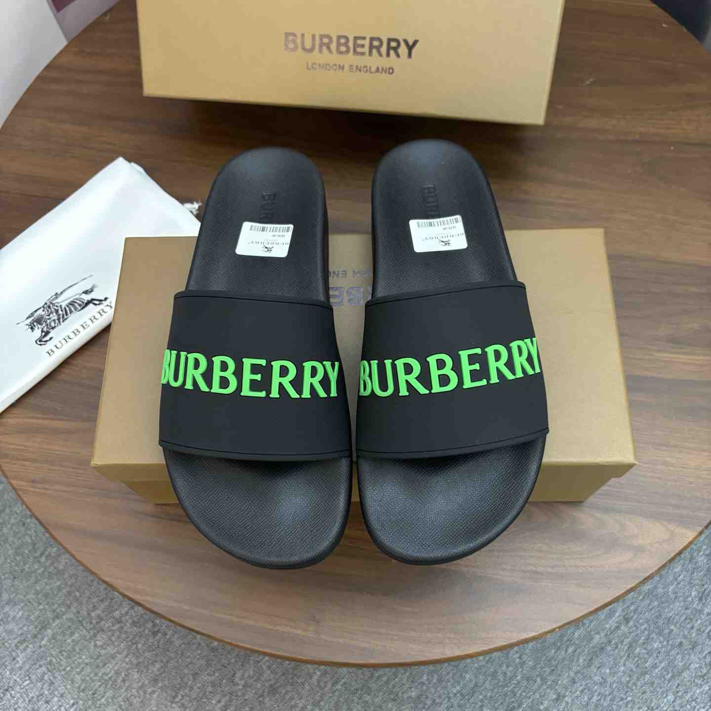 Burberry Logo Slides - DesignerGu