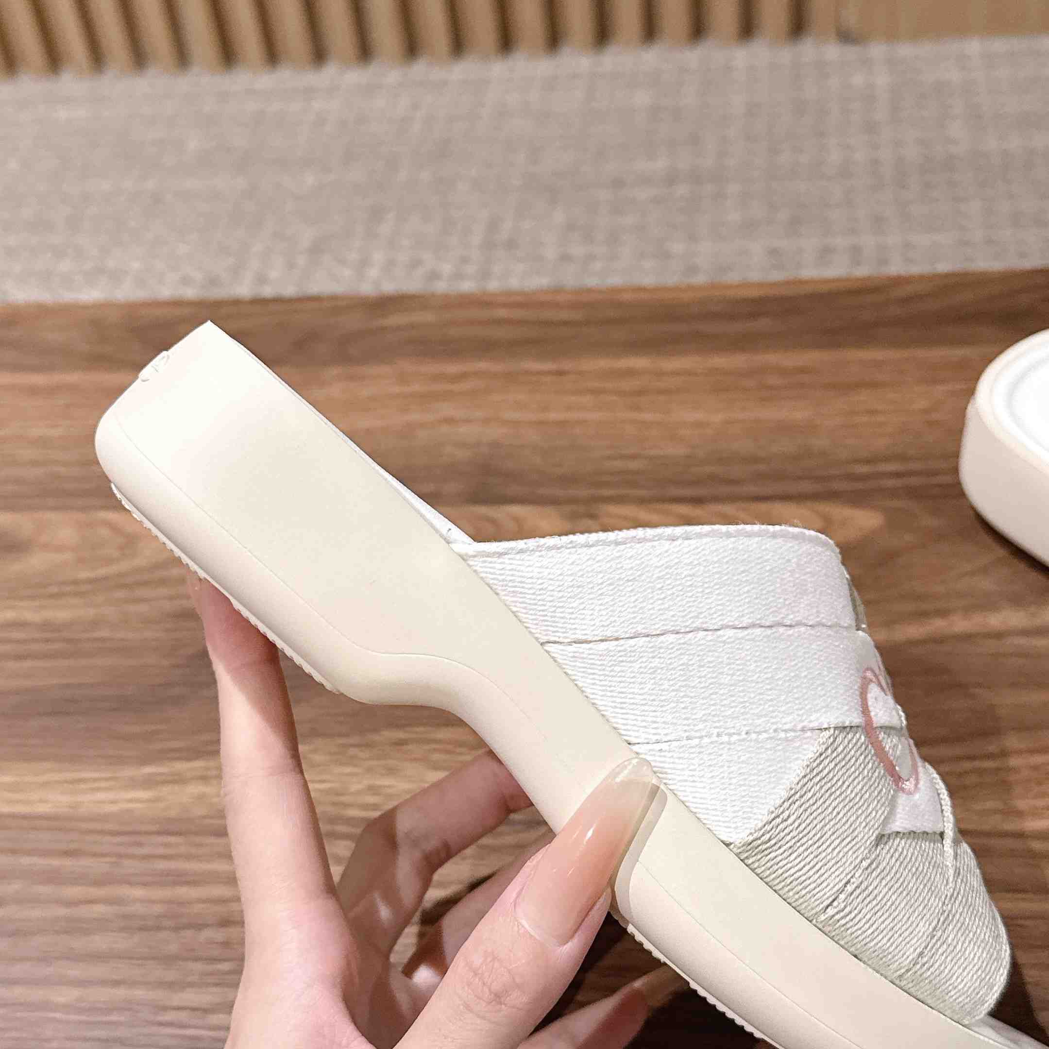 Chloe Poolette Sandals - DesignerGu