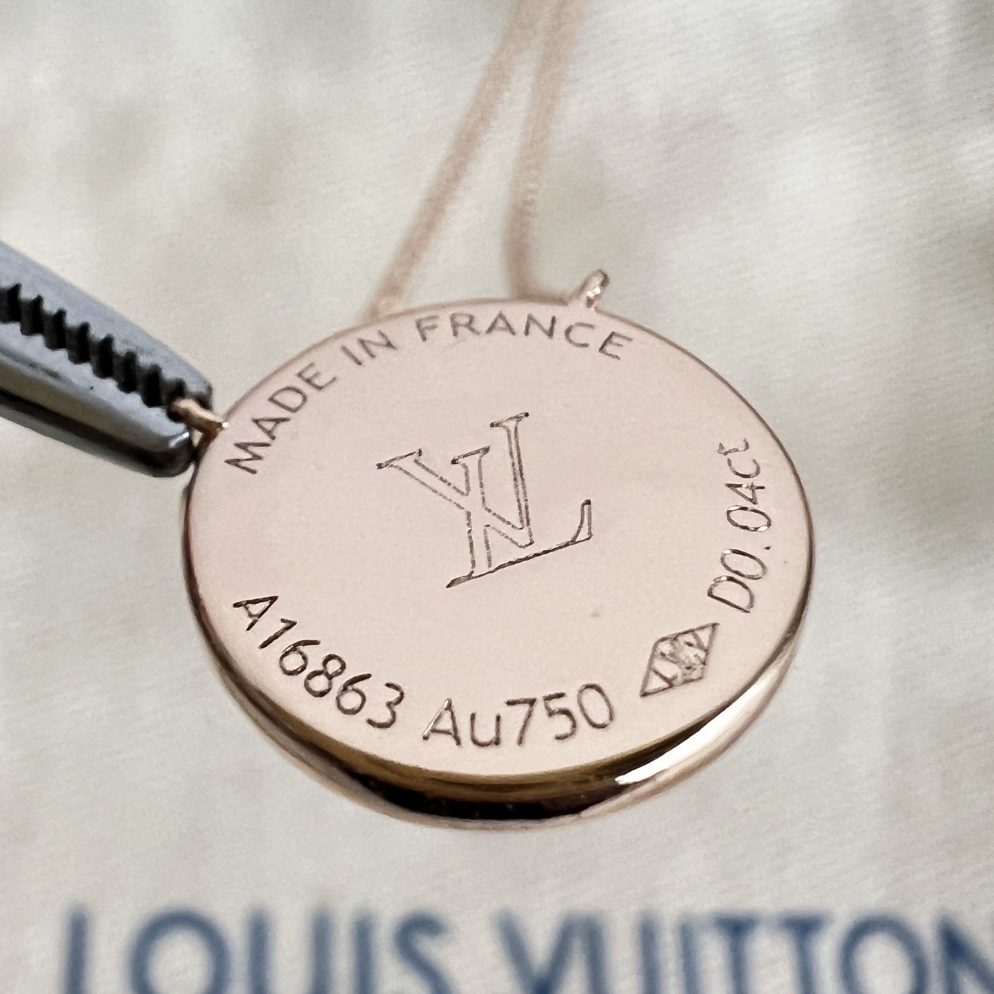 Louis Vuitton Color Blossom M Sun Pendant Q04157 - DesignerGu