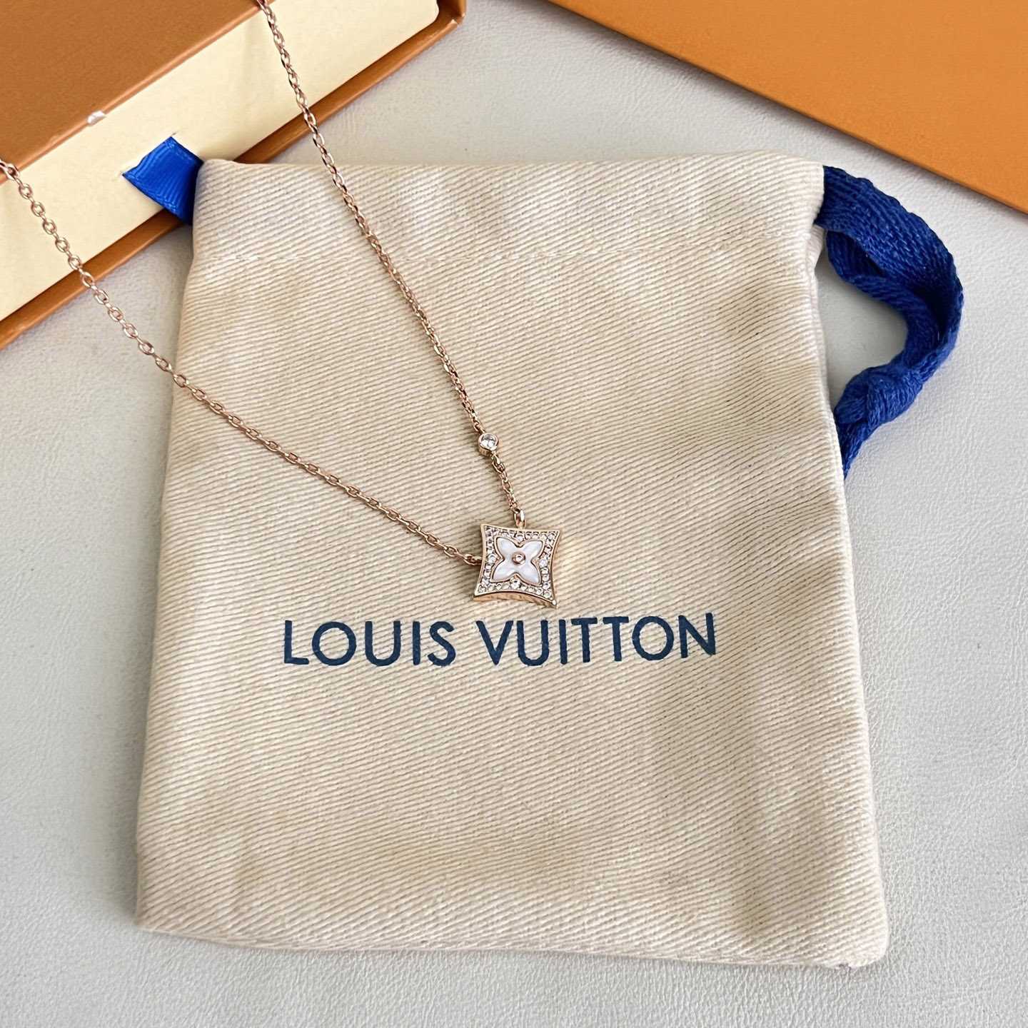 Louis Vuitton Color Blossom M Star Pendant, Pink Gold, White Mother-of-Pearl and Diamonds Q04155 - DesignerGu