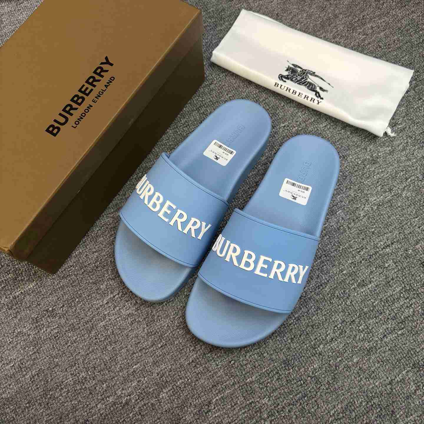 Burberry Logo Slides - DesignerGu