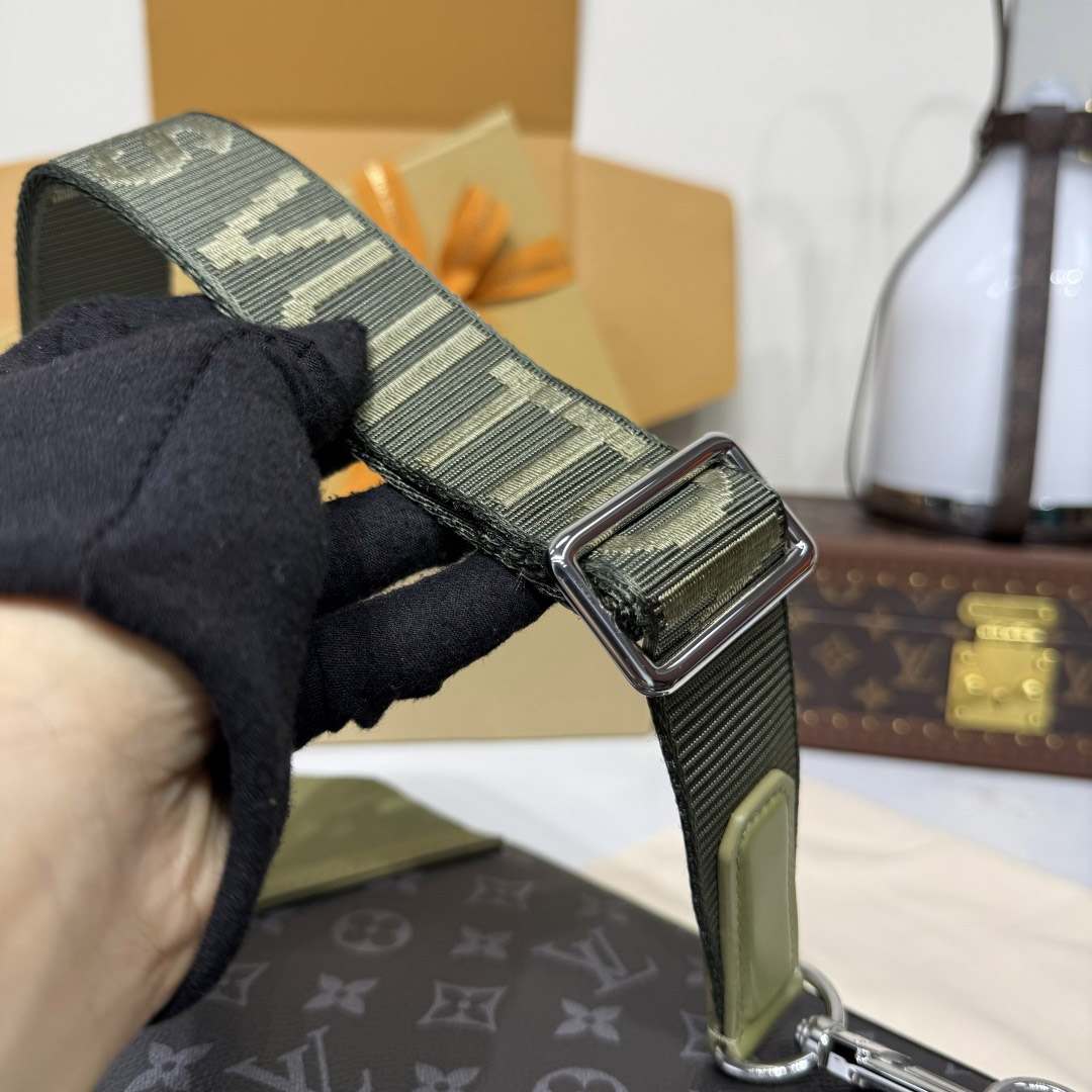 Louis VuittonAvenue Slingbag PM M28735 - DesignerGu