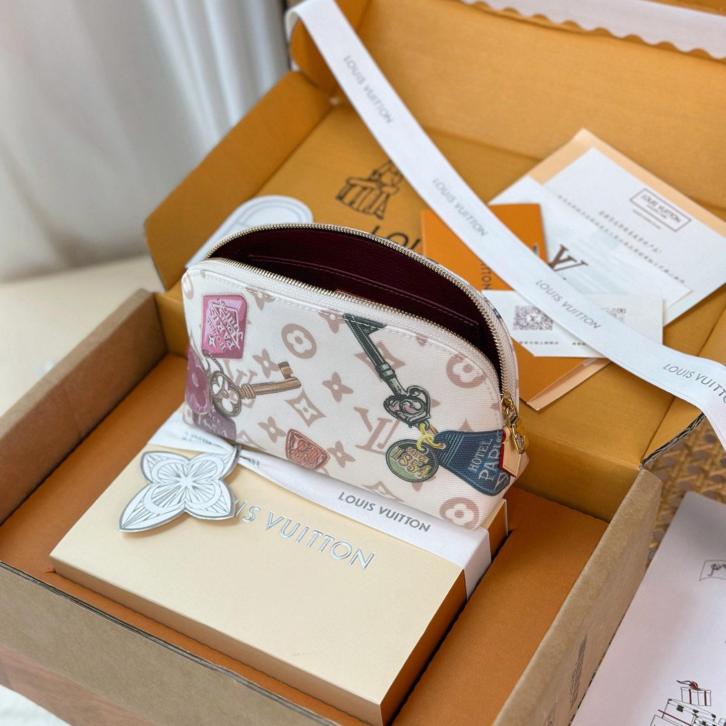 Louis Vuitton Pochette Cosmétique PM M28956 - DesignerGu