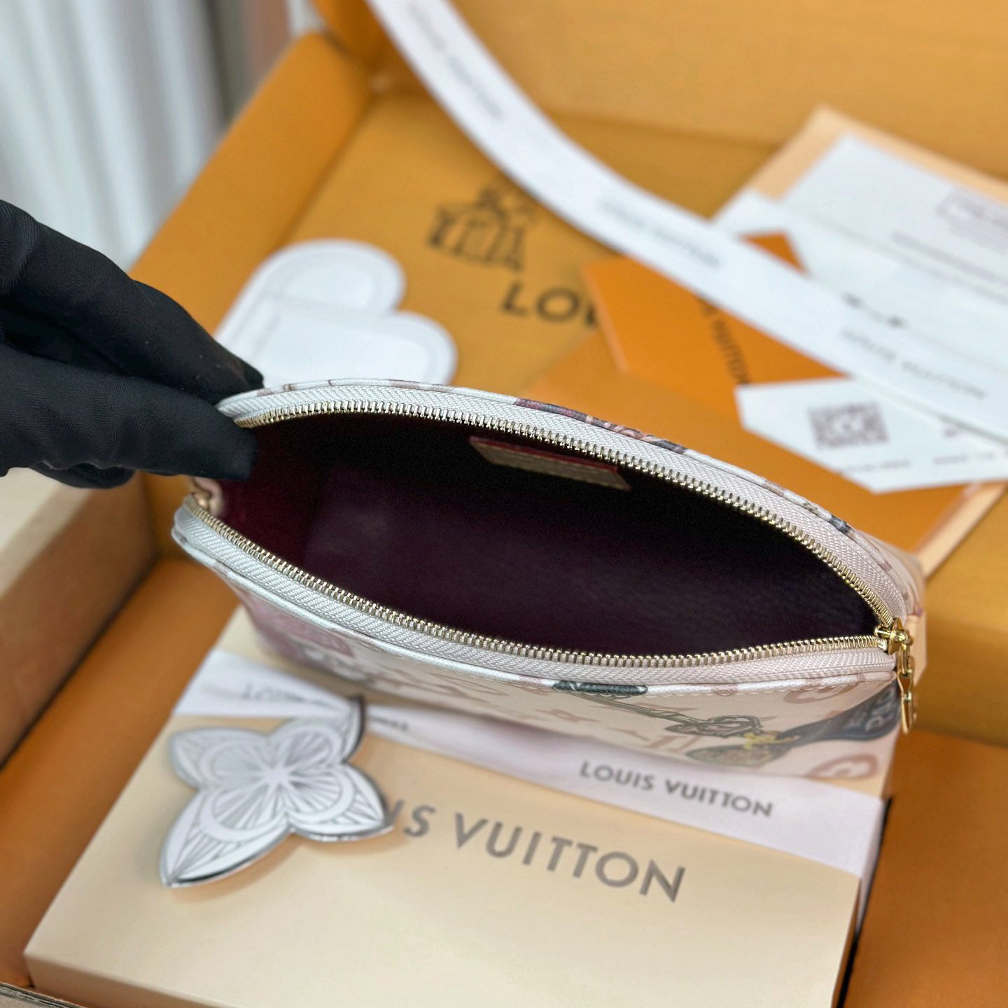 Louis Vuitton Pochette Cosmétique PM M28956 - DesignerGu