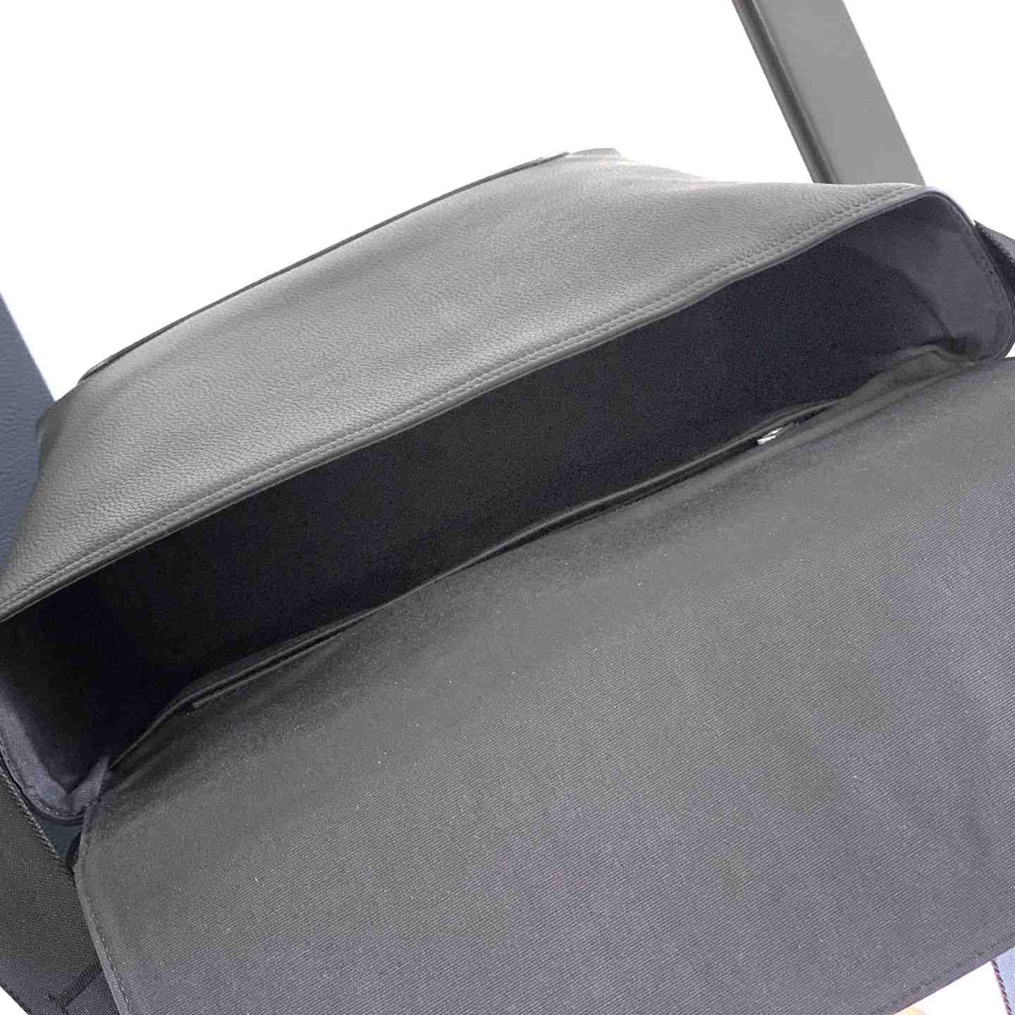 Dior Medium Dior Jett Messenger Bag With Flap - DesignerGu