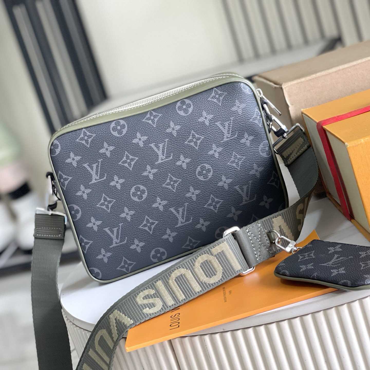 Louis Vuitton Trio Messenger M28628 - DesignerGu