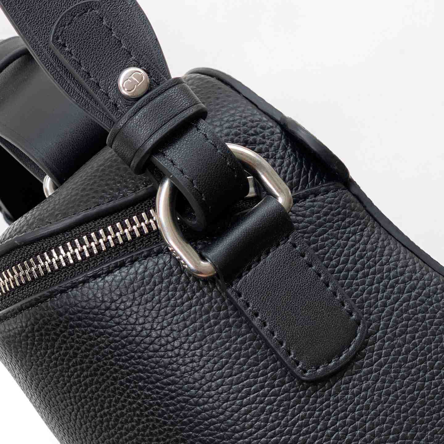 Dior Archie Zipped Bag With Strap - DesignerGu