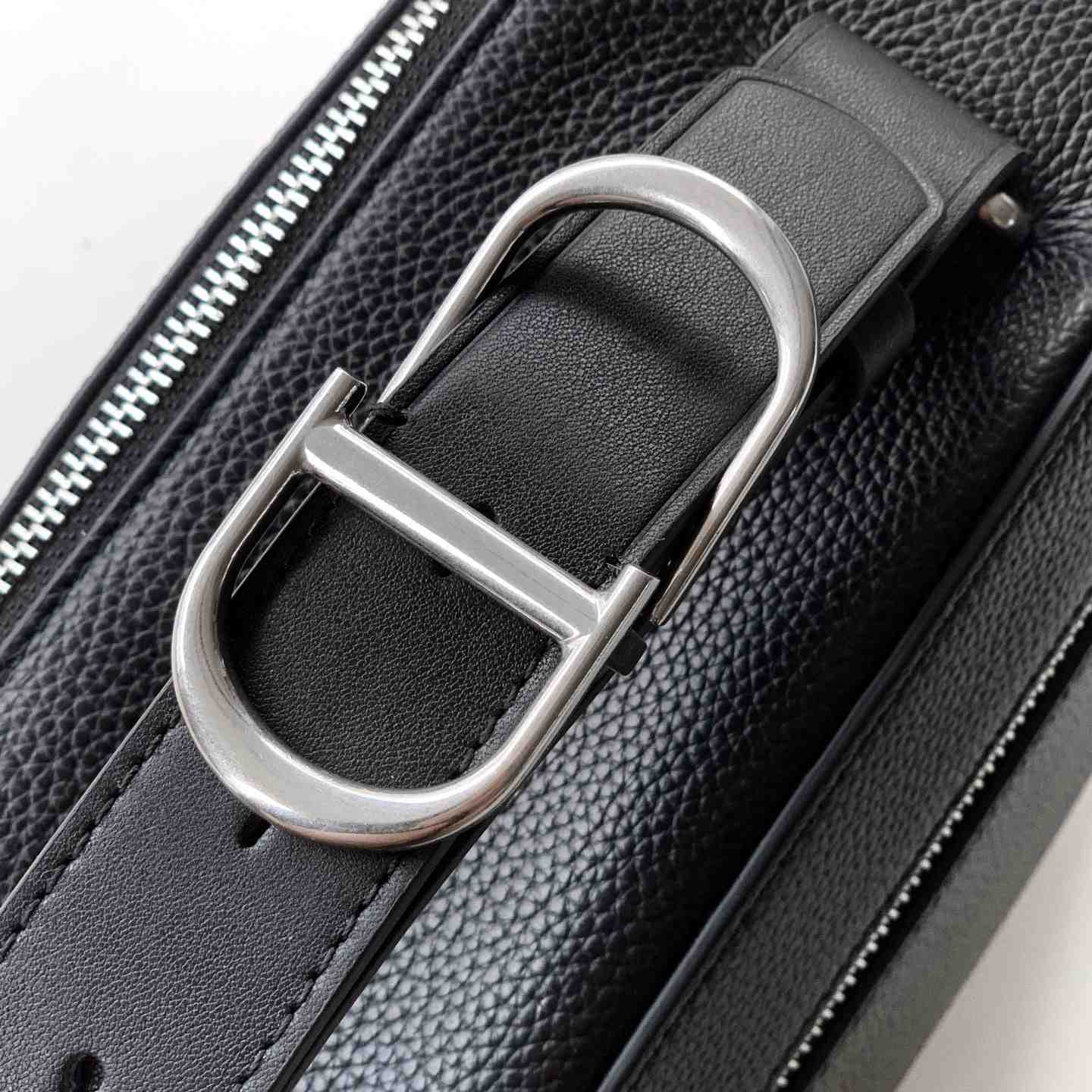 Dior Archie Zipped Bag With Strap - DesignerGu