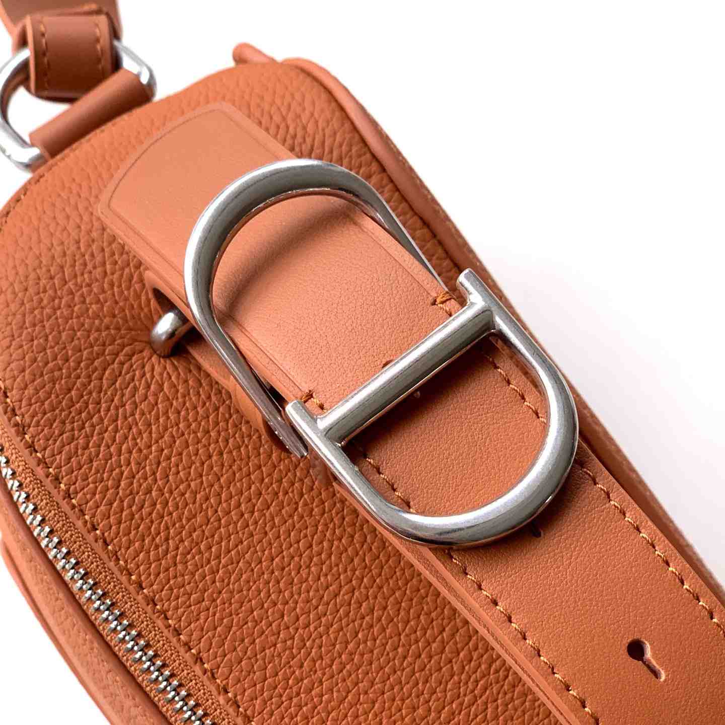 Dior Archie Zipped Bag With Strap - DesignerGu