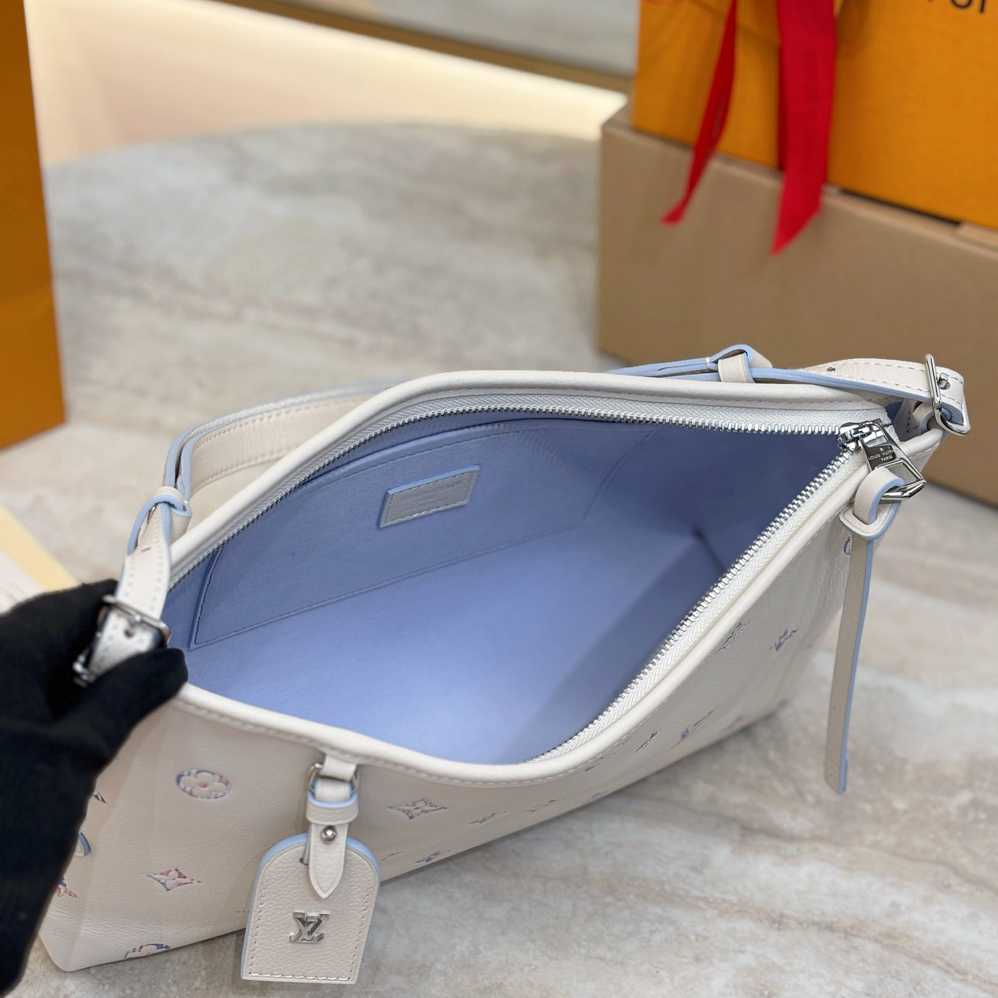 Louis Vuitton Carryall East-West M2A369 - DesignerGu