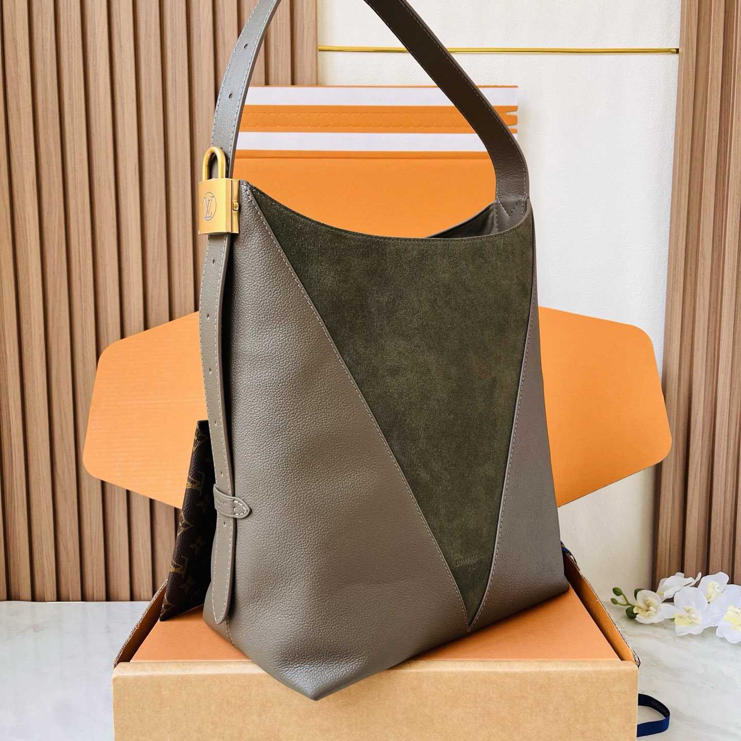 Louis Vuitton Low Key Hobo MM M29144 - DesignerGu