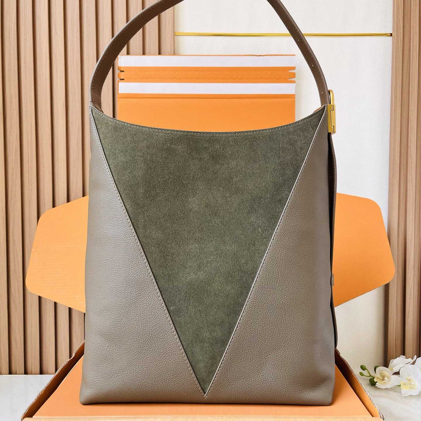 Louis Vuitton Low Key Hobo MM M29144 - DesignerGu