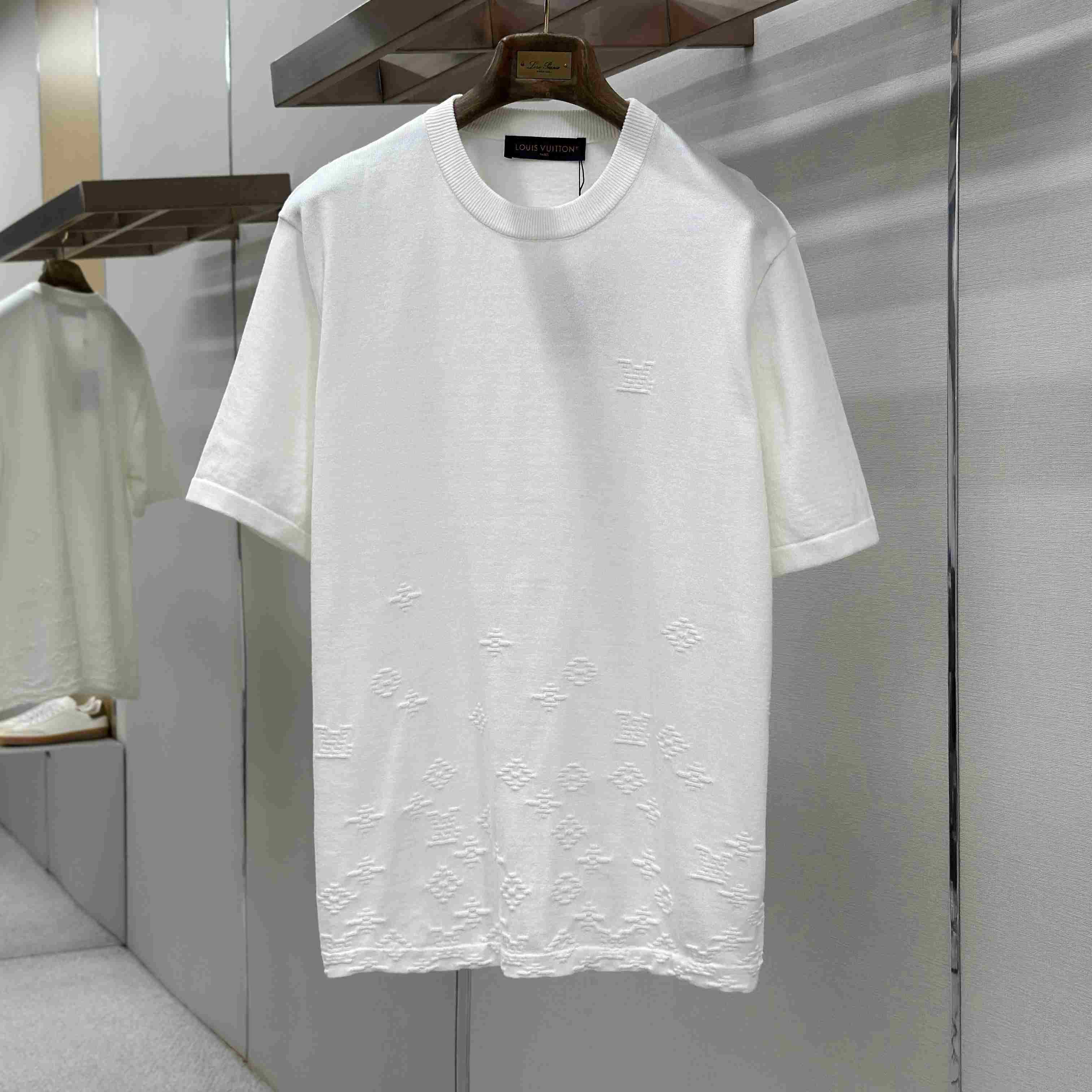 Louis Vuitton Gradient Signature Jacquard Short-Sleeved Crewneck 1AKLX8 - DesignerGu