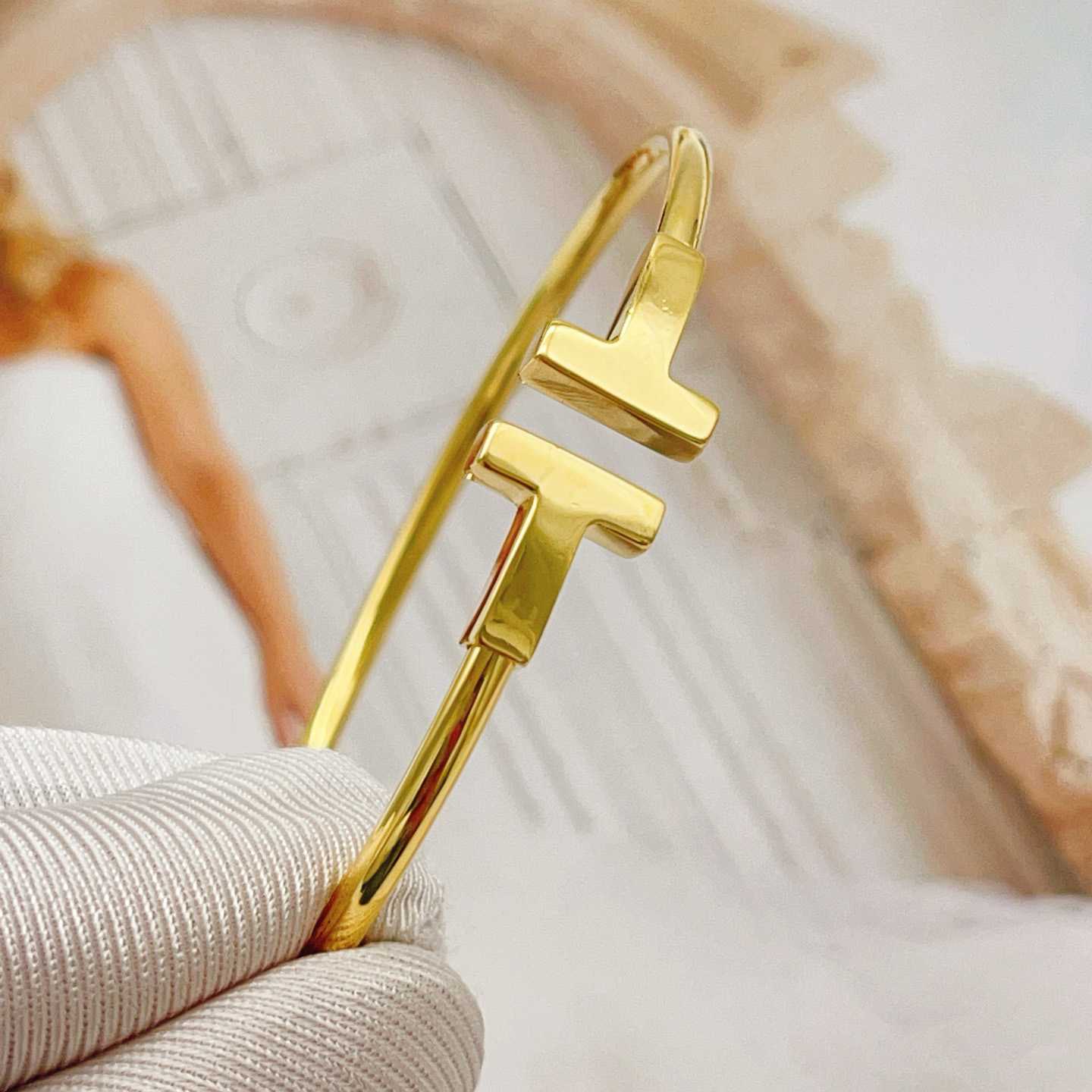 Tiffany Wire Bracelet In Yellow Gold - DesignerGu
