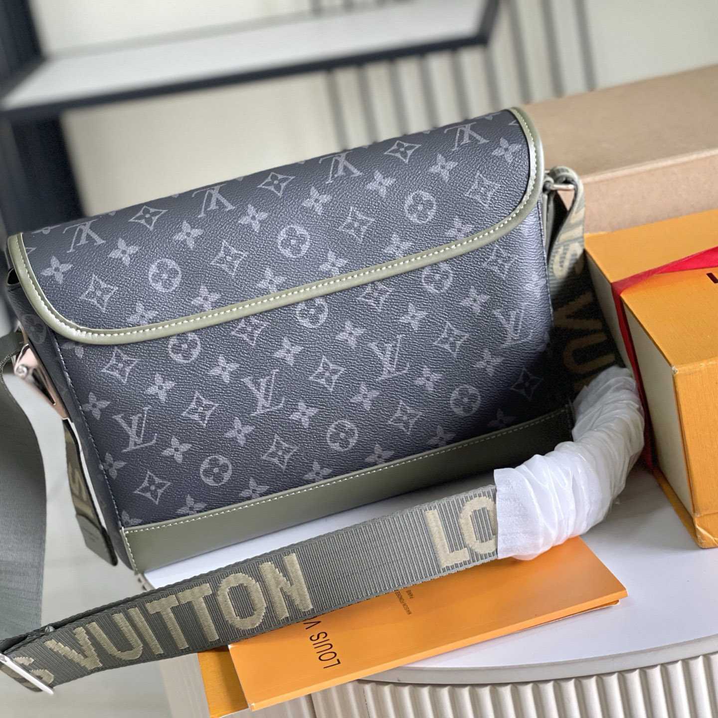Louis Vuitton Courrier Messenger M28629 - DesignerGu