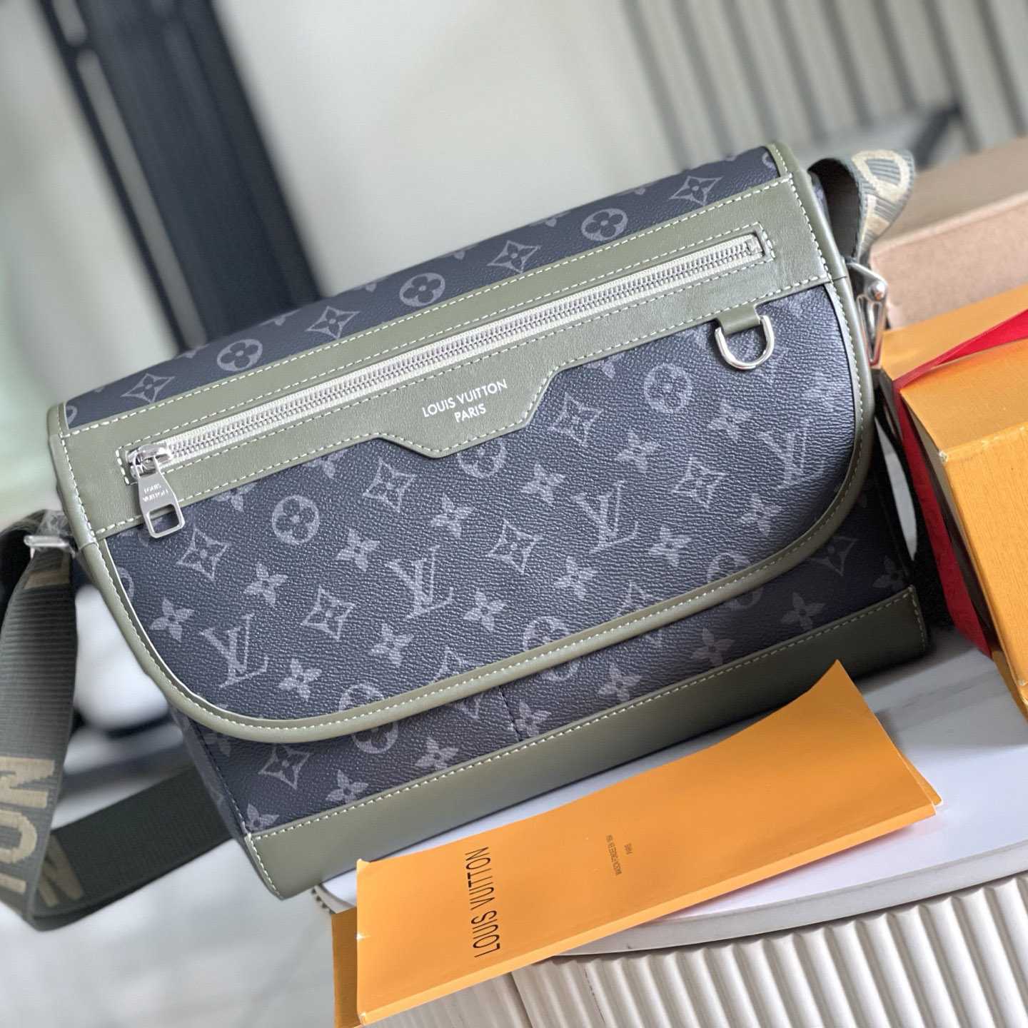 Louis Vuitton Courrier Messenger M28629 - DesignerGu