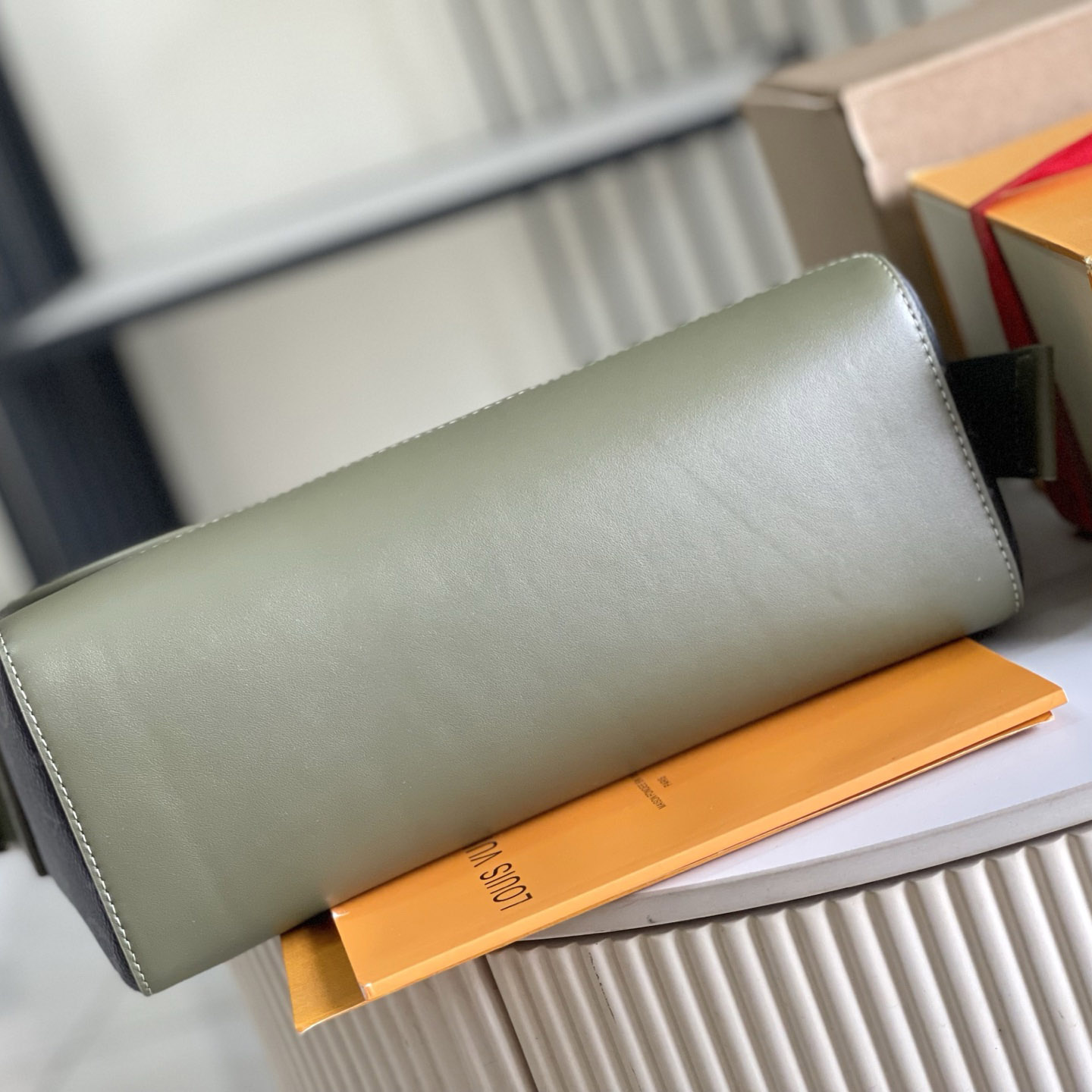 Louis Vuitton Courrier Messenger M28629 - DesignerGu