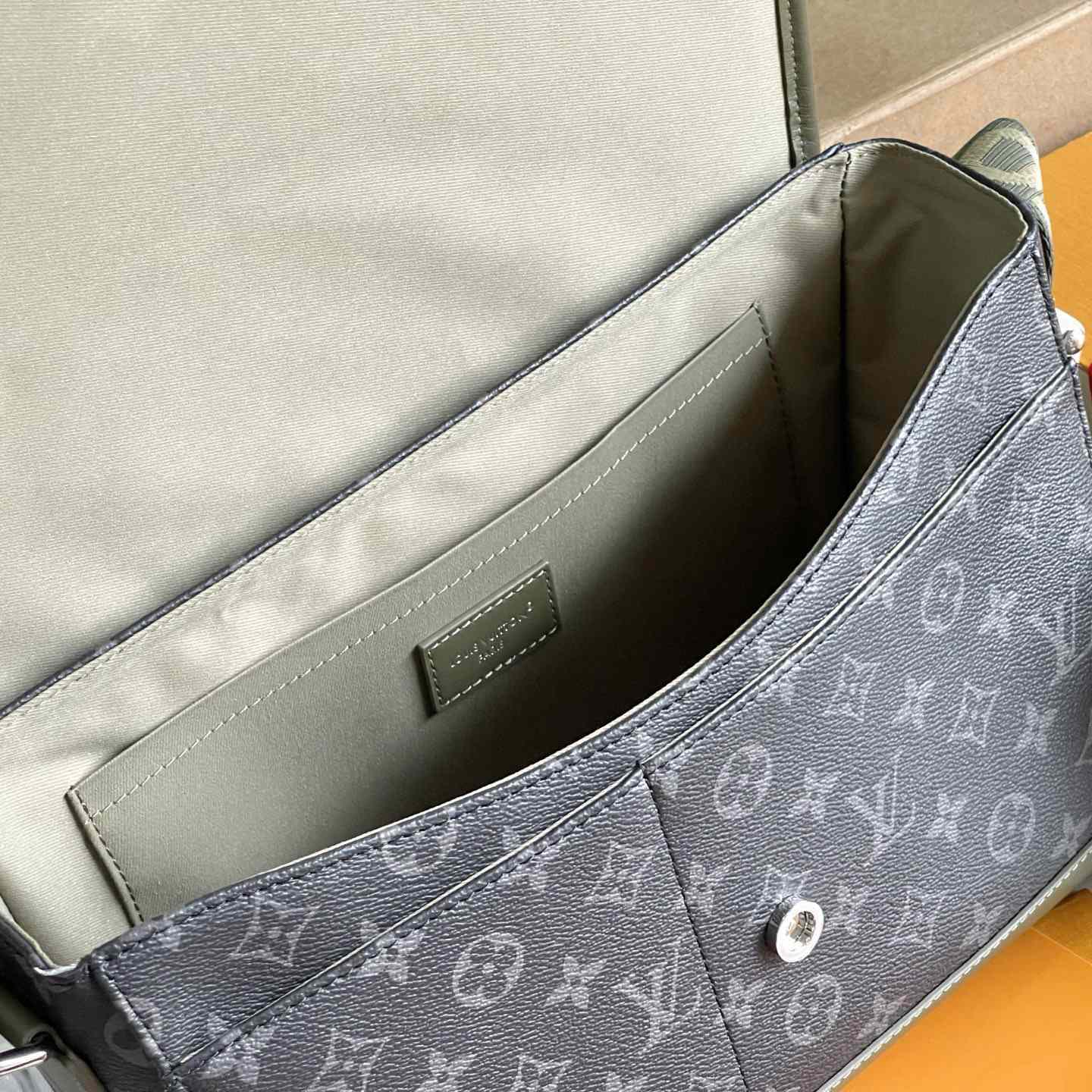 Louis Vuitton Courrier Messenger M28629 - DesignerGu