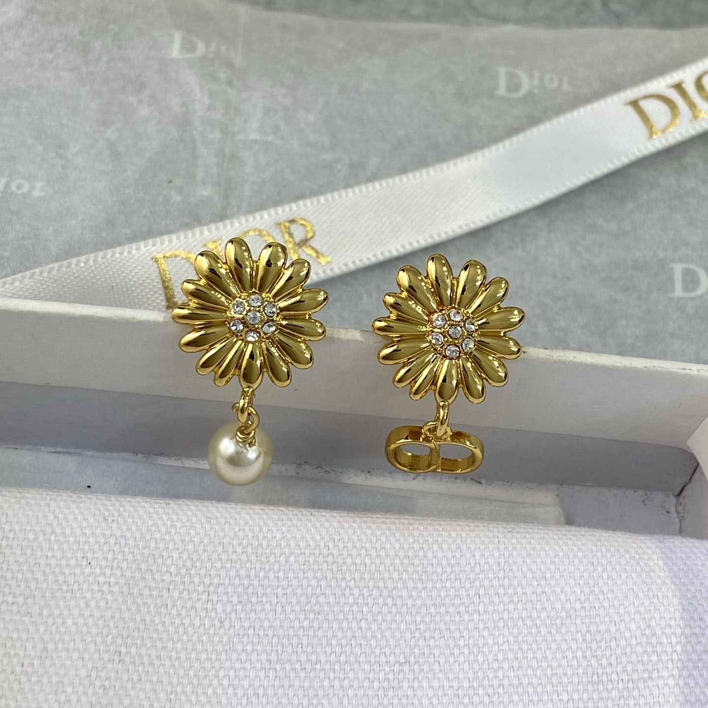 Dior CD Multi Flowers Earrings - DesignerGu