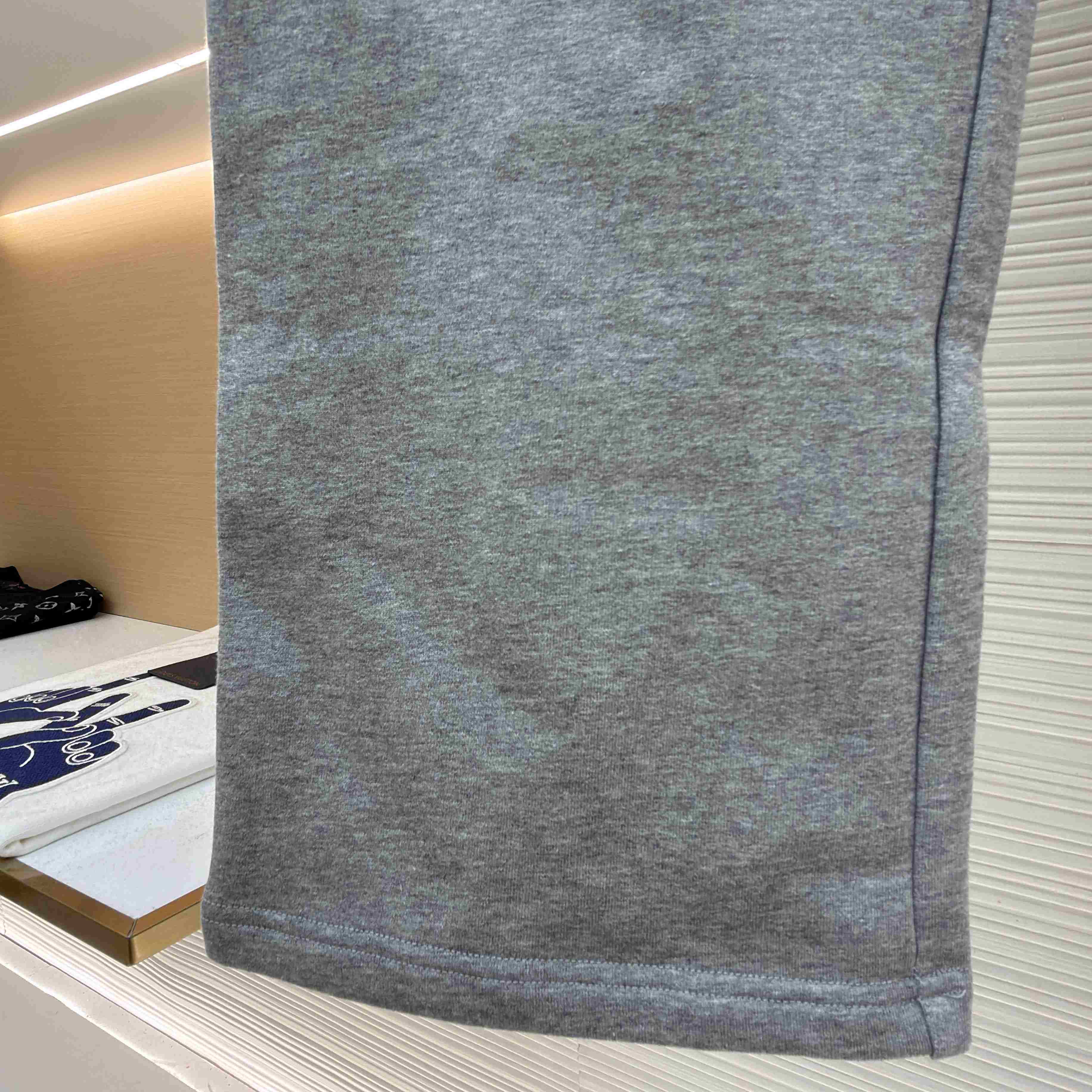 Louis Vuitton Embossed Signature Detail Pants 1AK6IK - DesignerGu