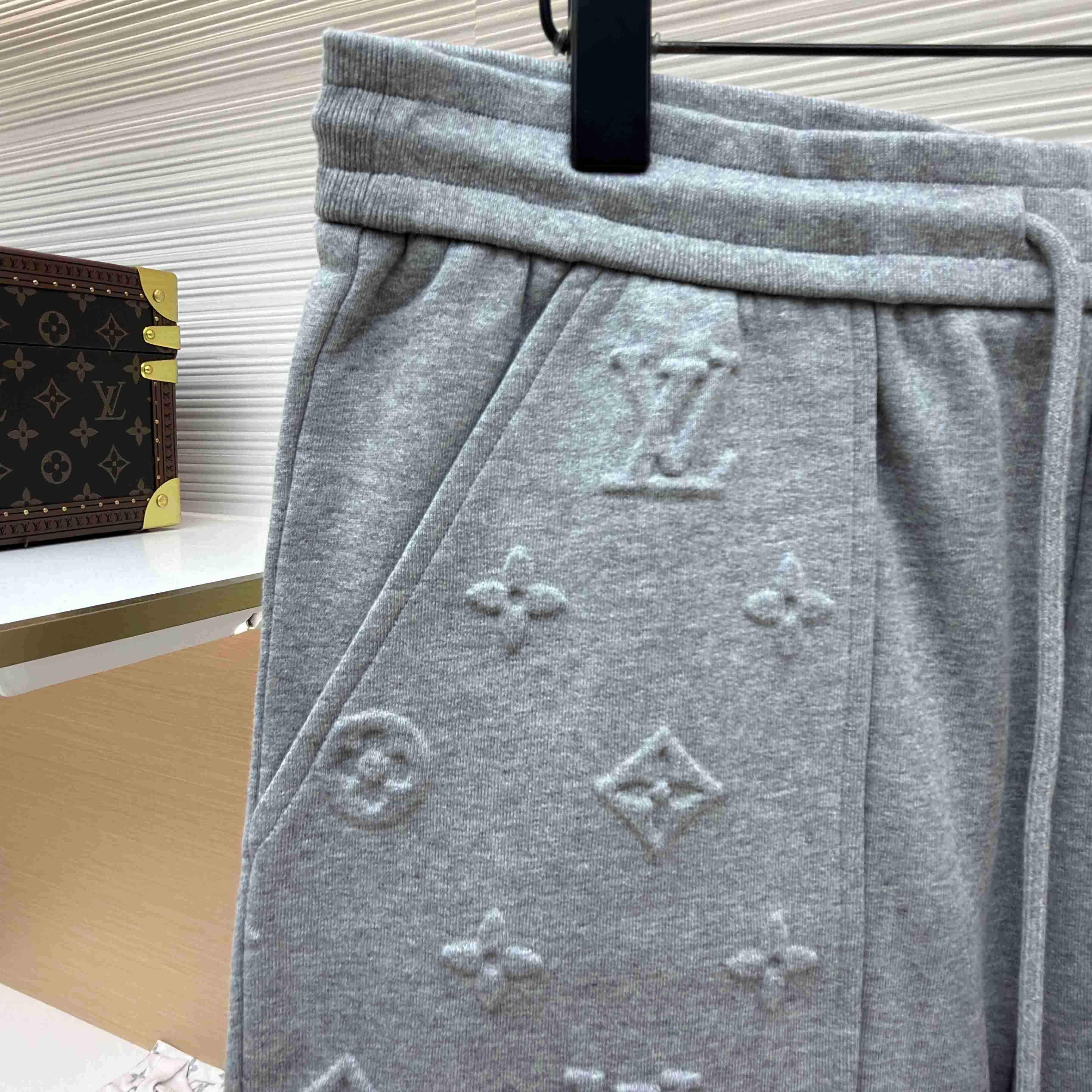Louis Vuitton Embossed Signature Detail Pants 1AK6IK - DesignerGu