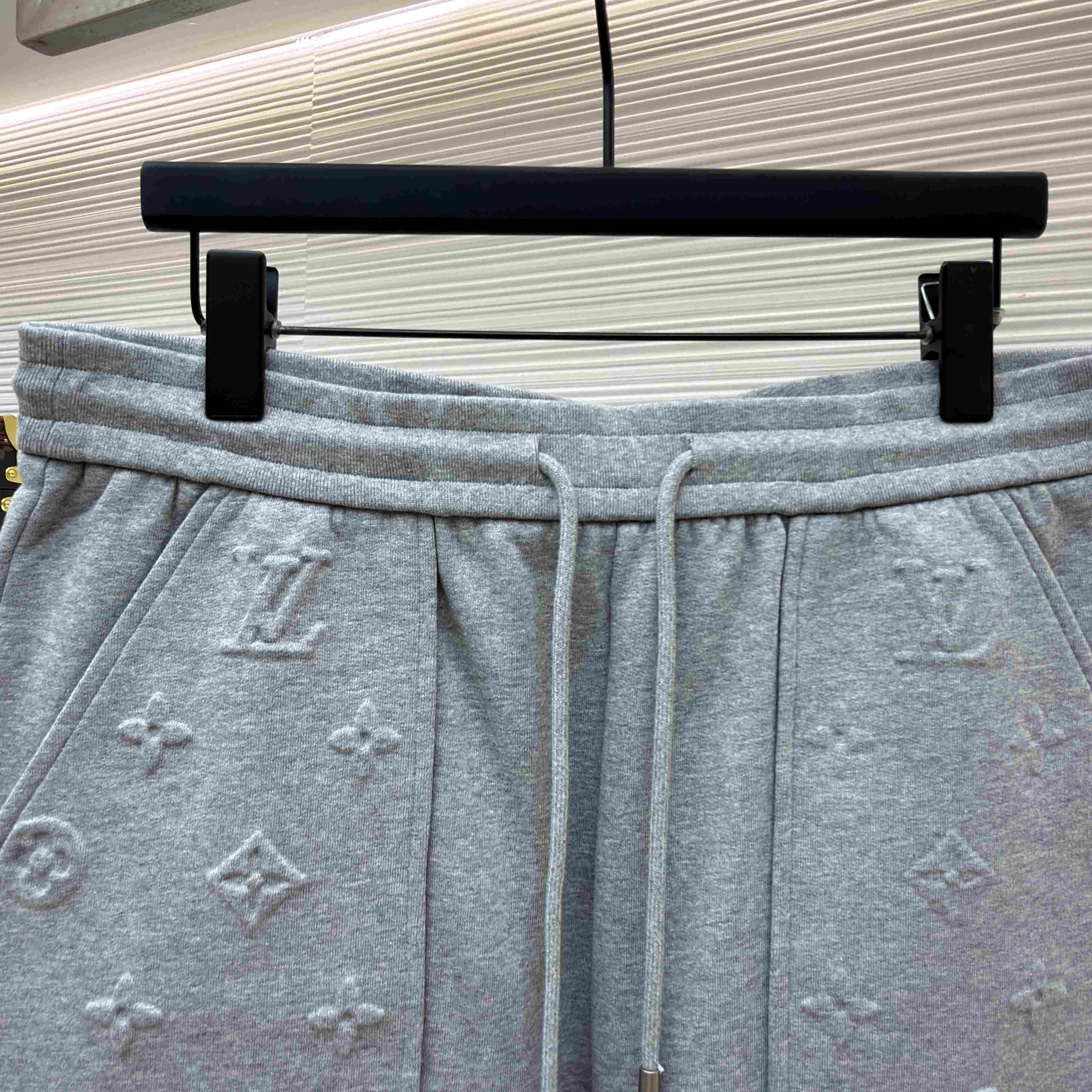 Louis Vuitton Embossed Signature Detail Pants 1AK6IK - DesignerGu