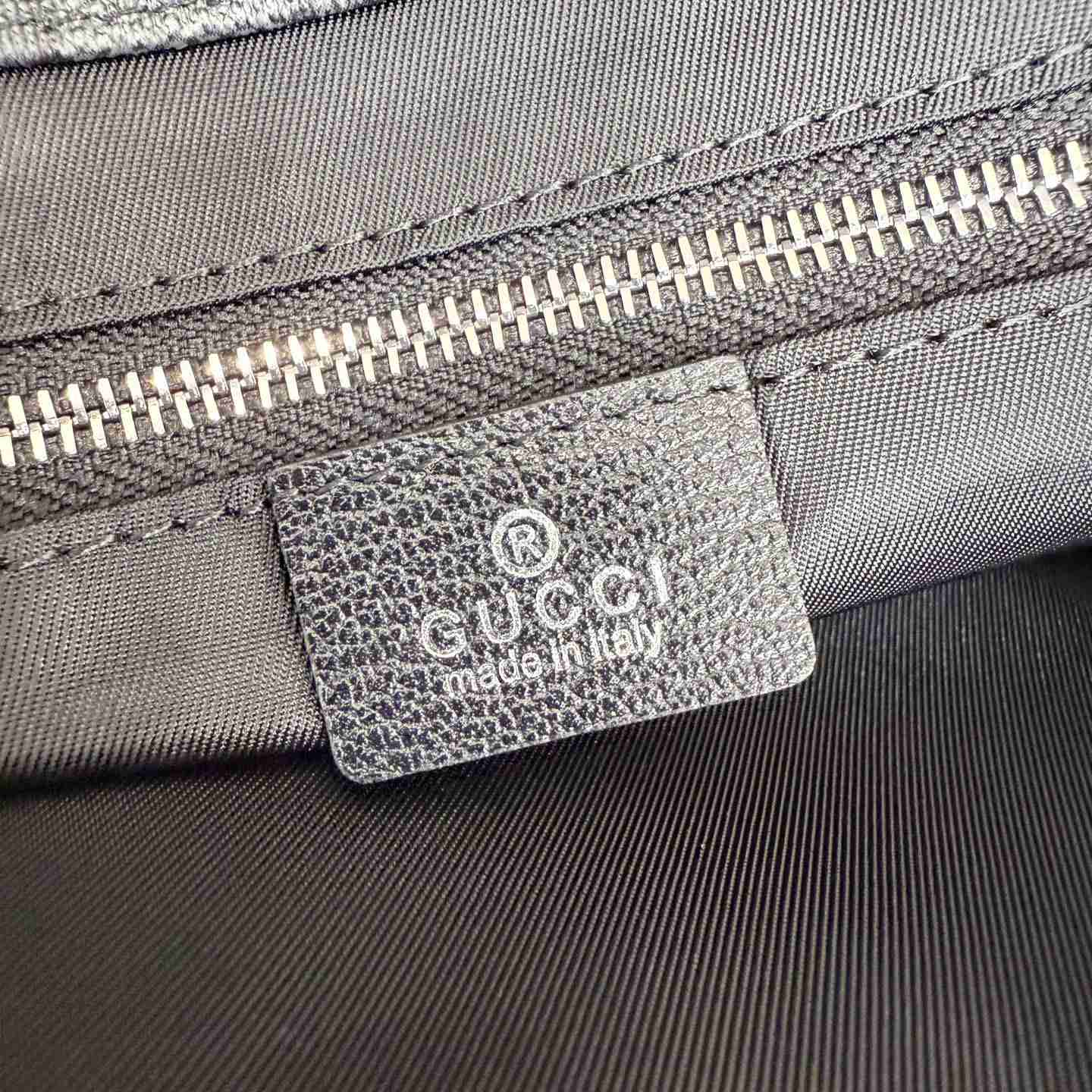 Gucci Essence Classic Medium Crossbody Bag A006JE - DesignerGu