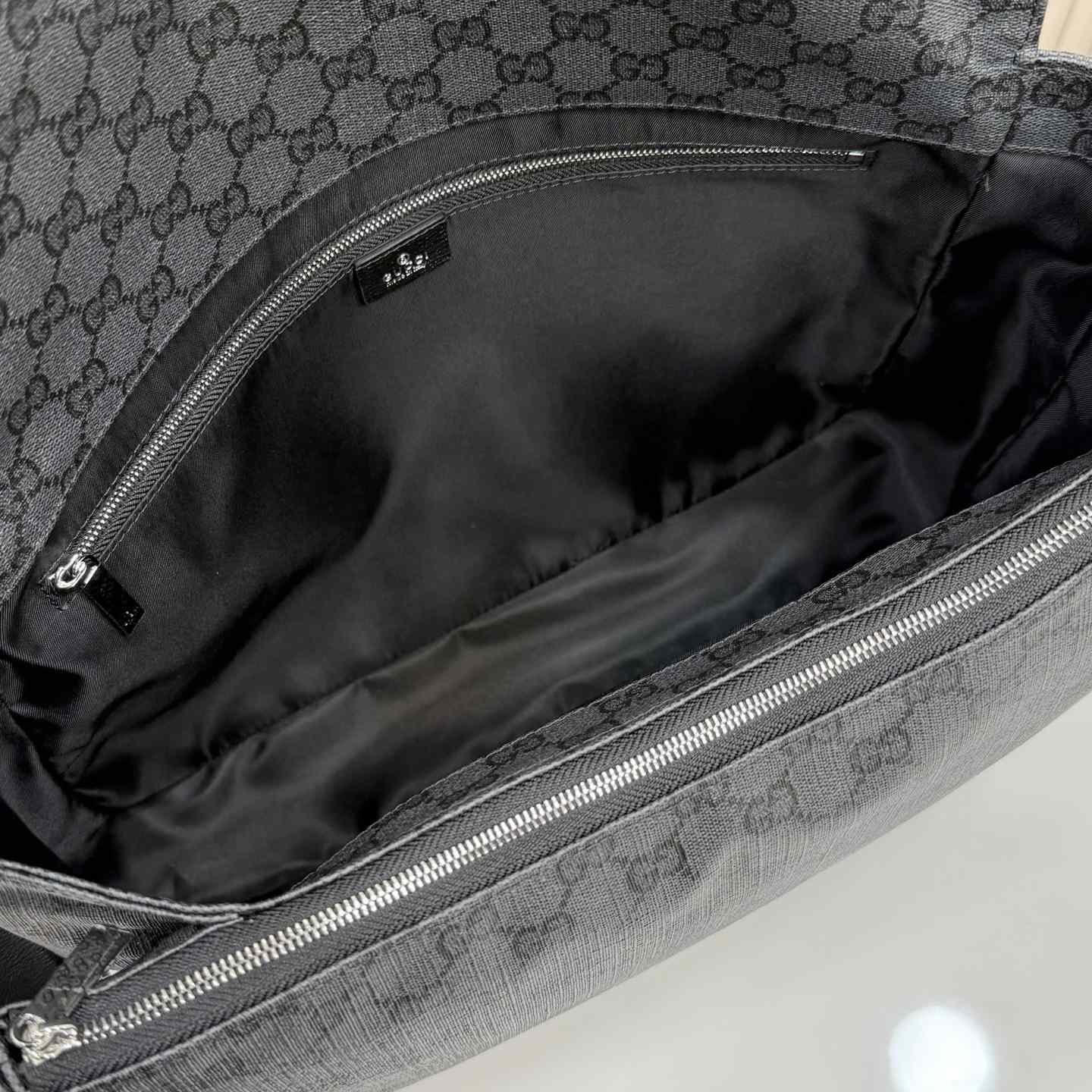 Gucci Essence Classic Medium Crossbody Bag A006JE - DesignerGu