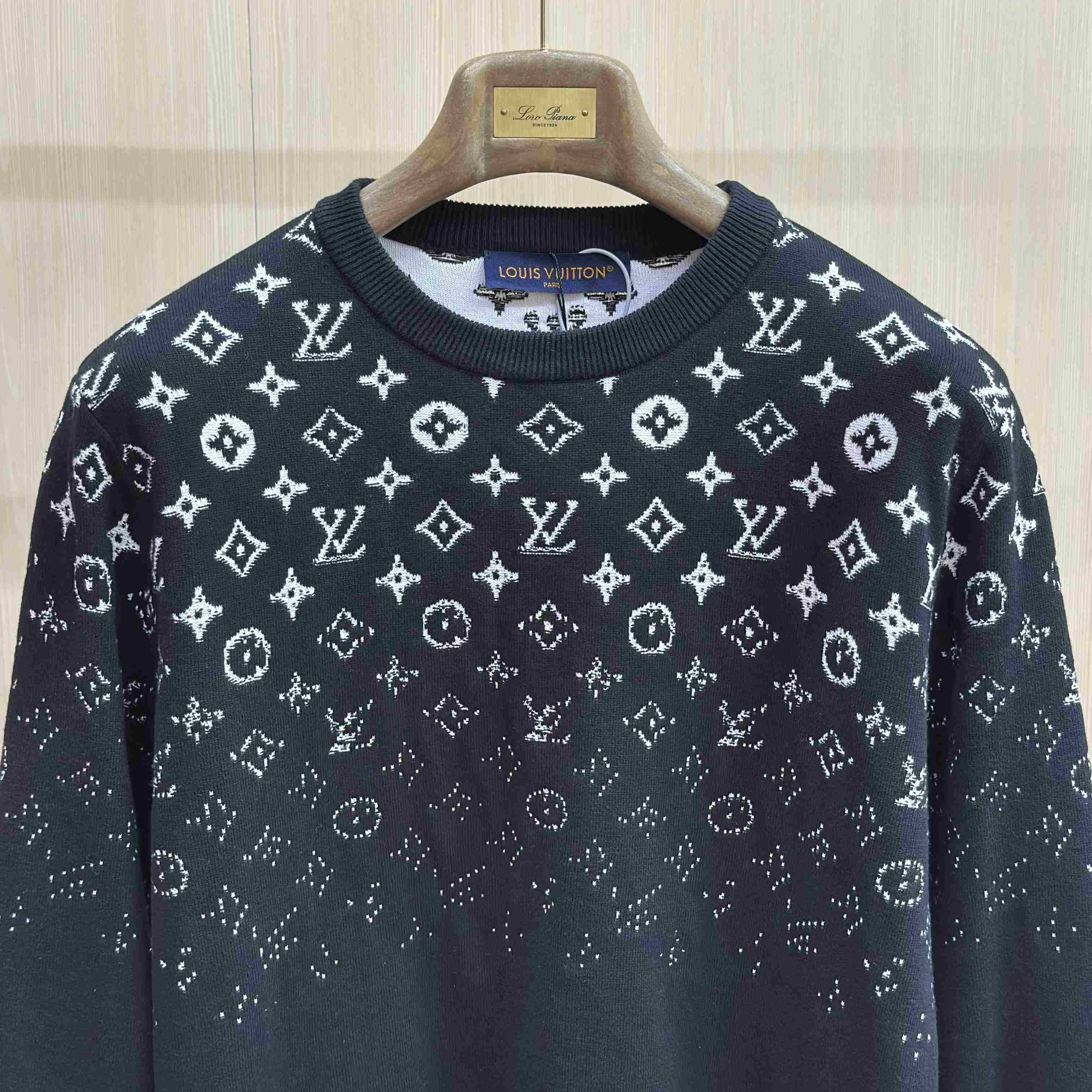 Louis Vuitton Gradient Cotton Crewneck 1AFAPX - DesignerGu
