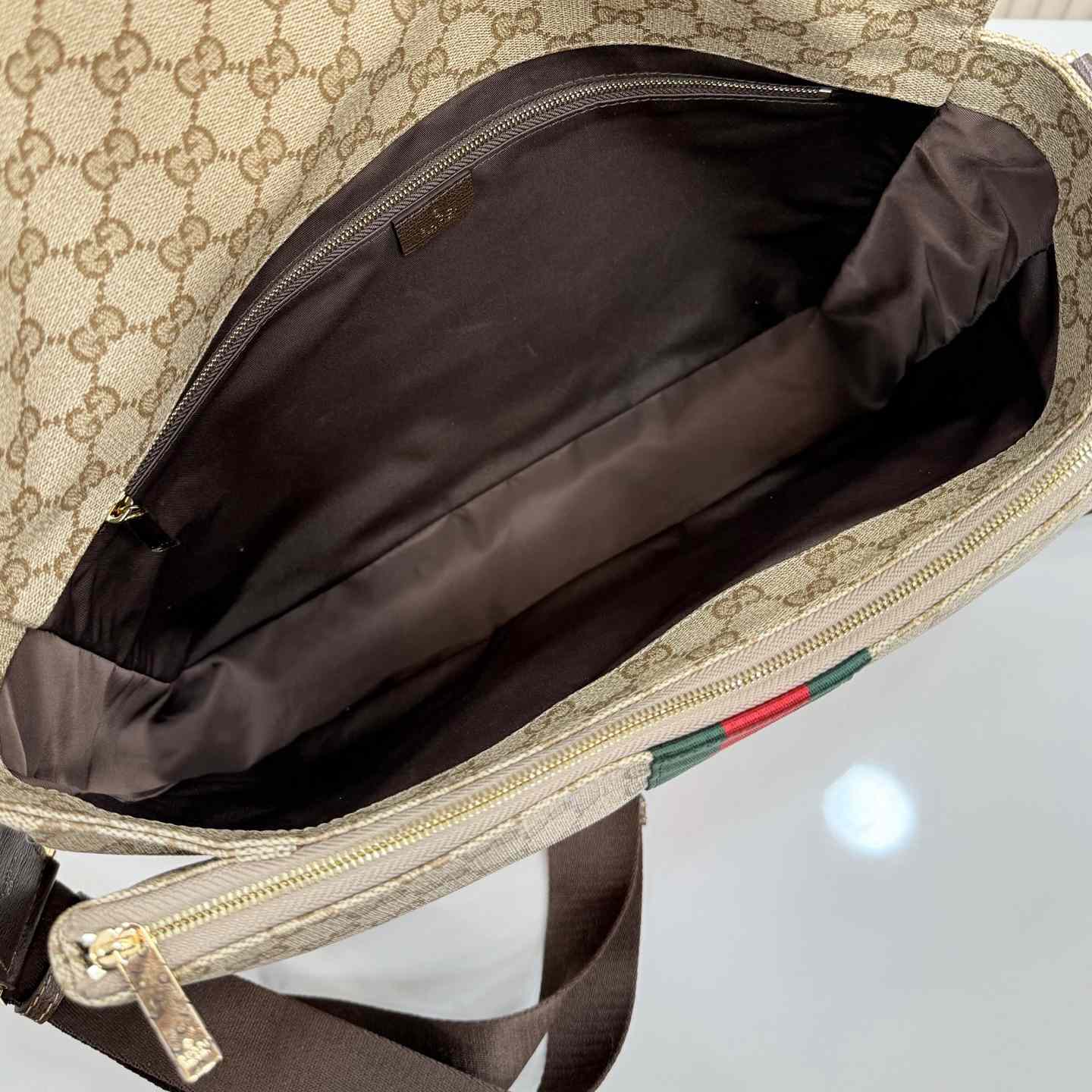 Gucci Essence Classic Medium Crossbody Bag A006JE - DesignerGu