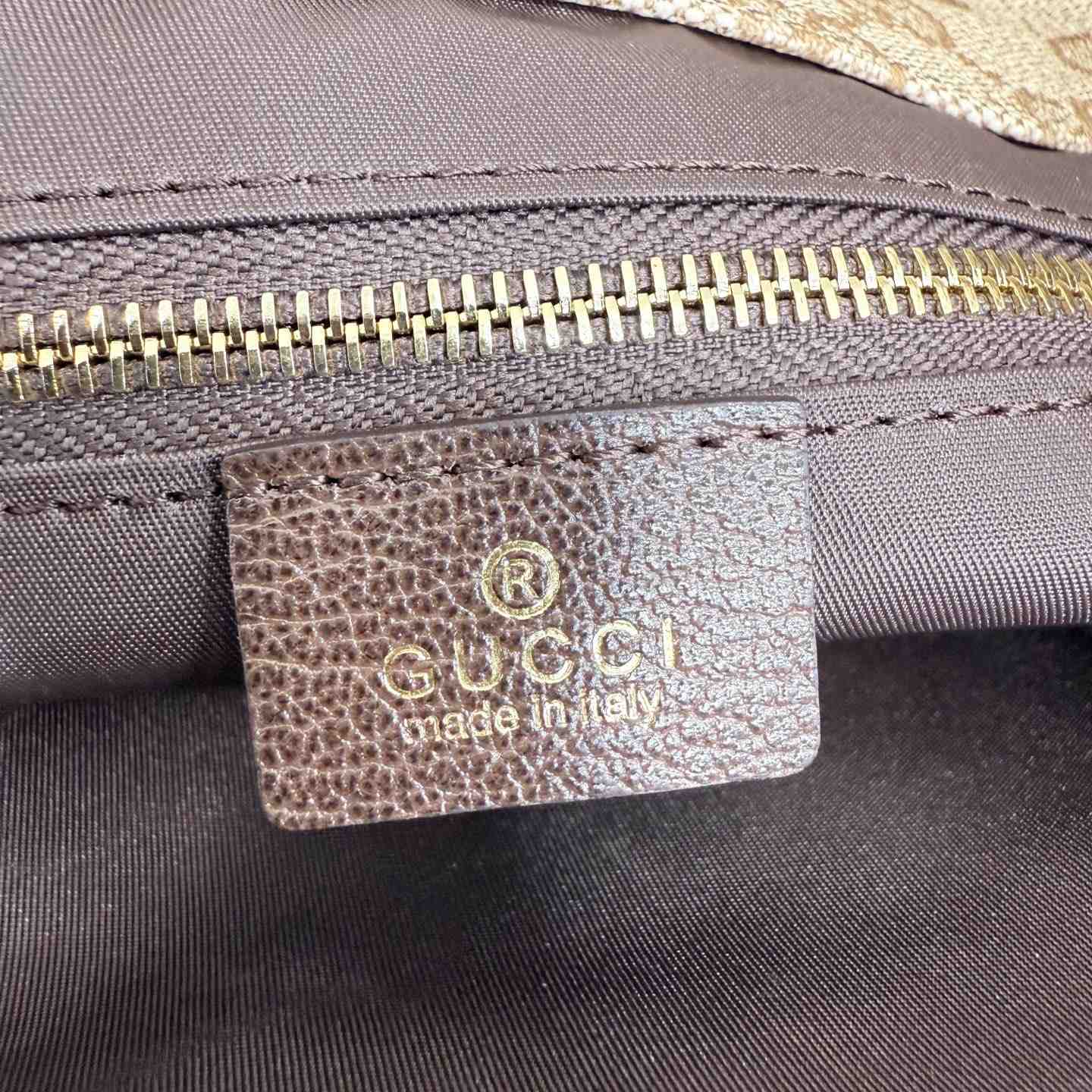 Gucci Essence Classic Medium Crossbody Bag A006JE - DesignerGu