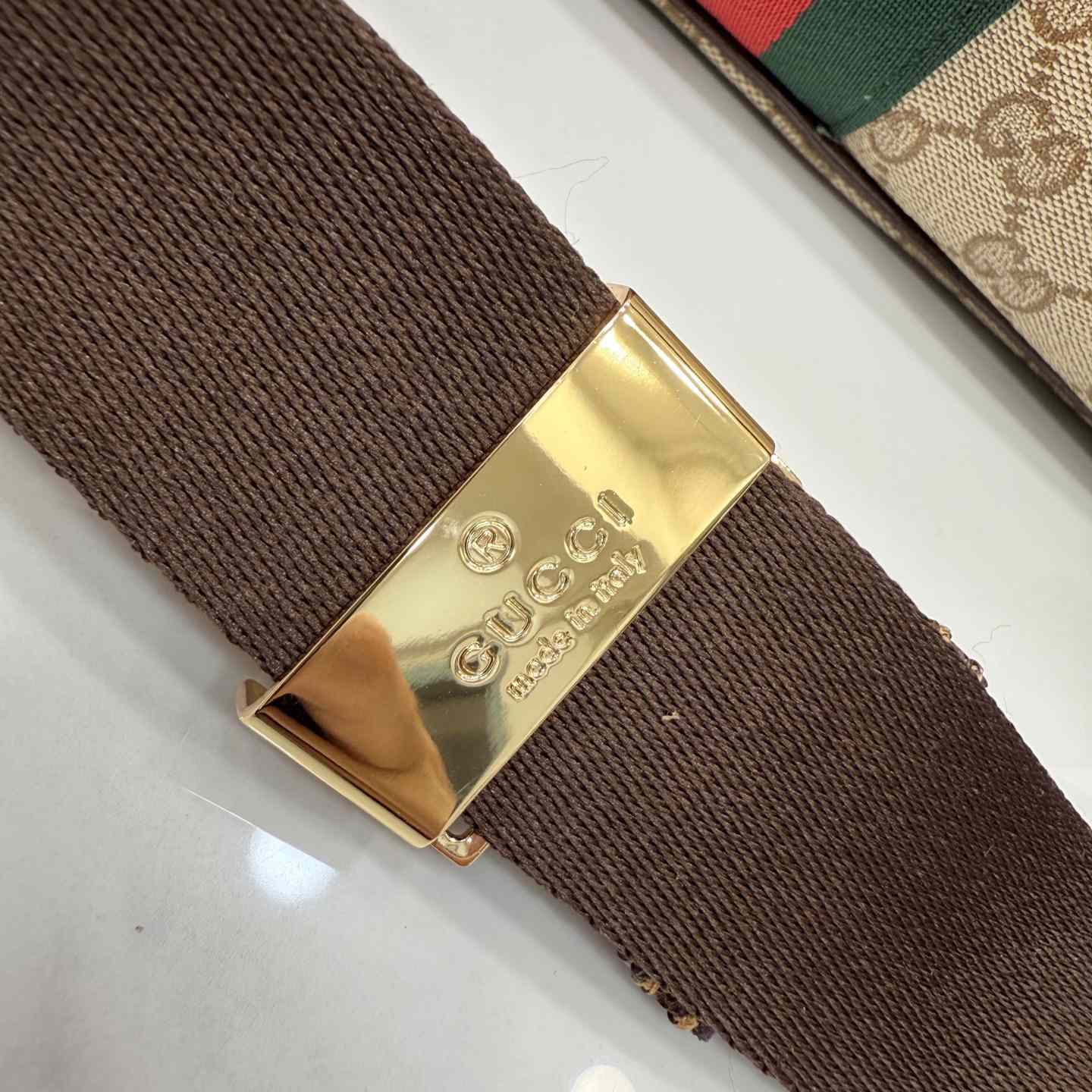 Gucci Essence Classic Medium Crossbody Bag A006JE - DesignerGu
