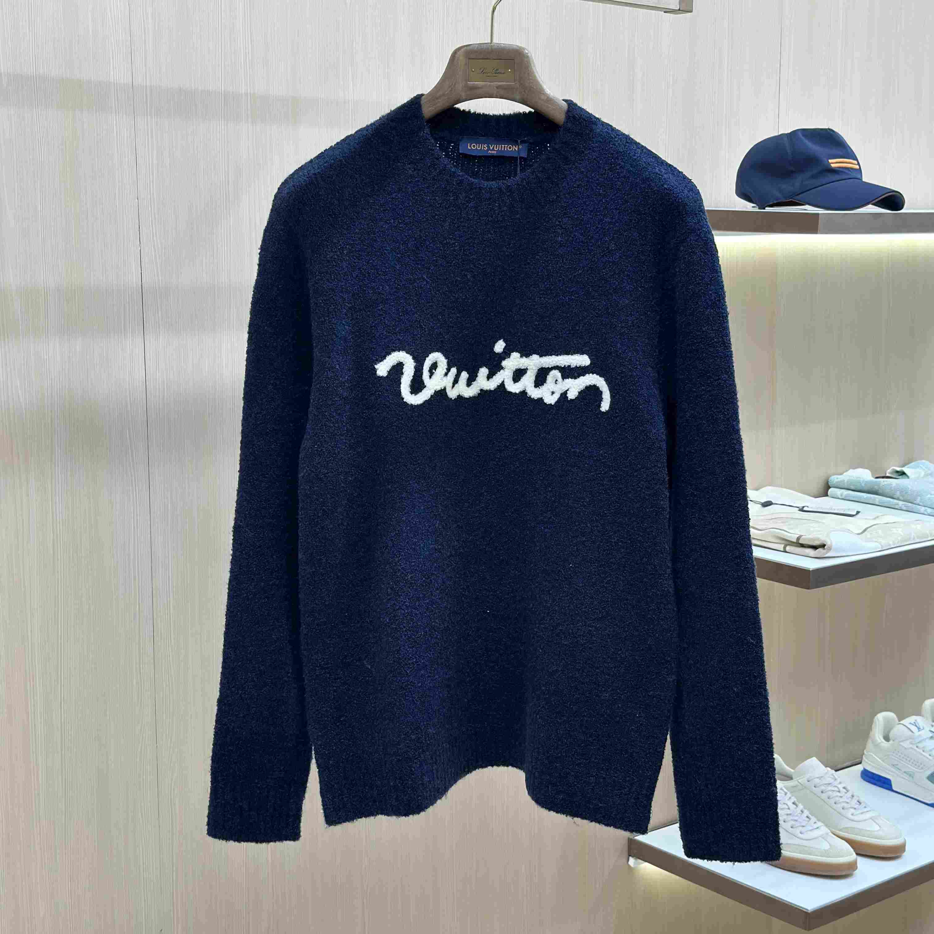 Louis Vuitton Embroidered Signature Long-Sleeved Crewneck 1AKLW3 - DesignerGu