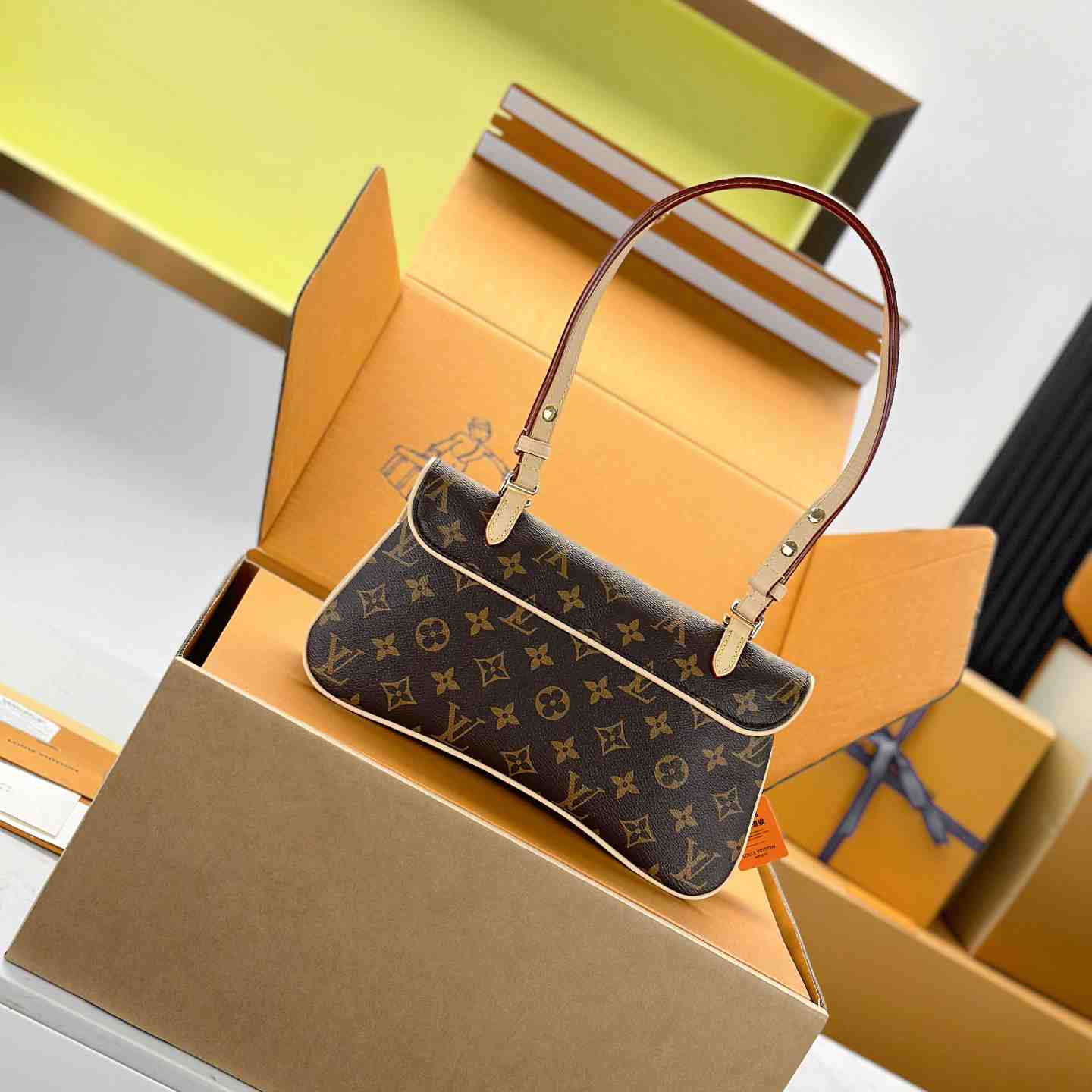 Louis Vuitton  Marelle M28613 - DesignerGu