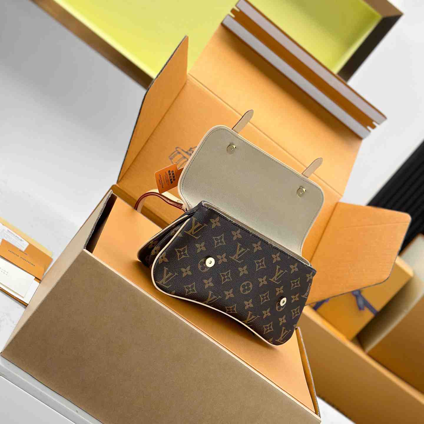 Louis Vuitton  Marelle M28613 - DesignerGu