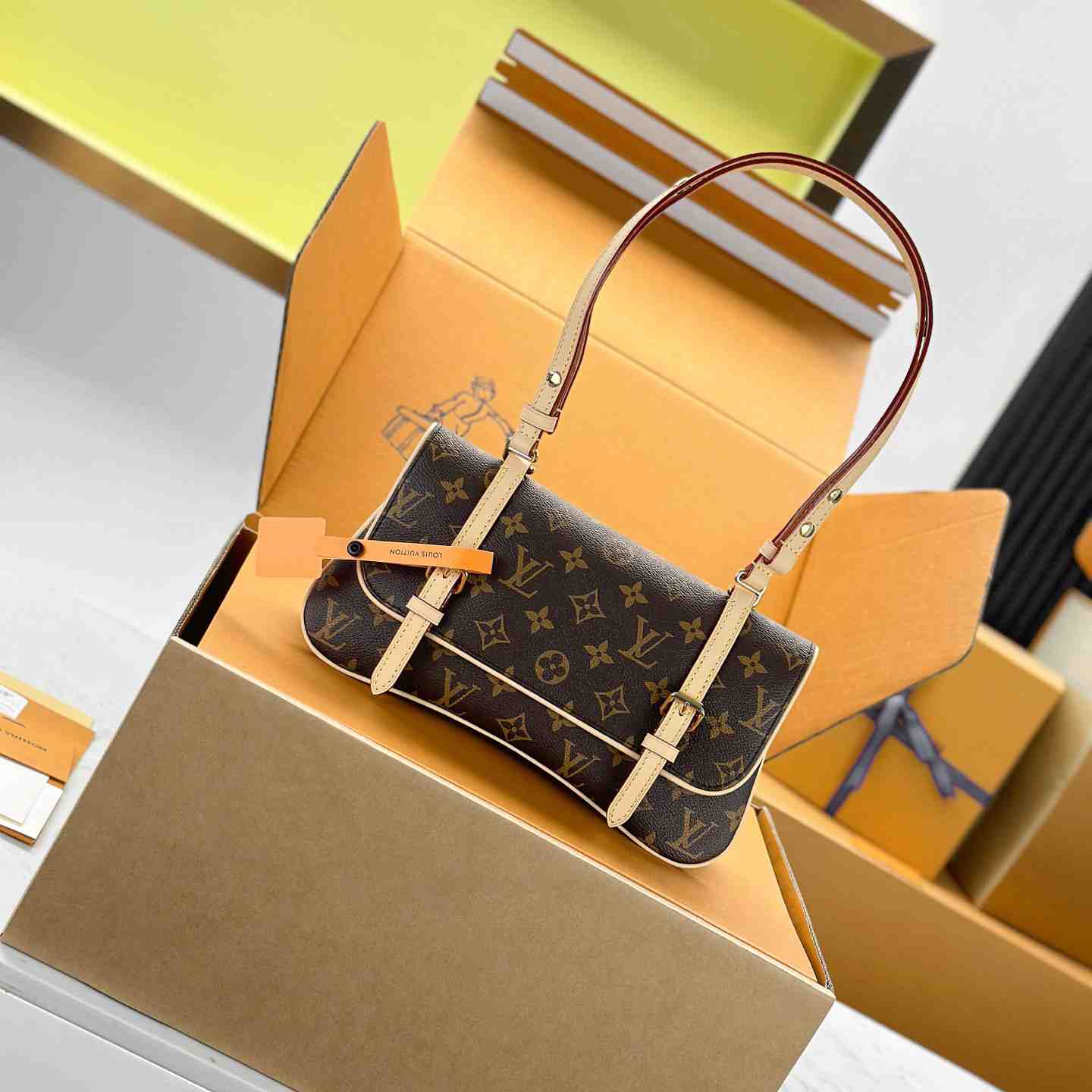 Louis Vuitton  Marelle M28613 - DesignerGu
