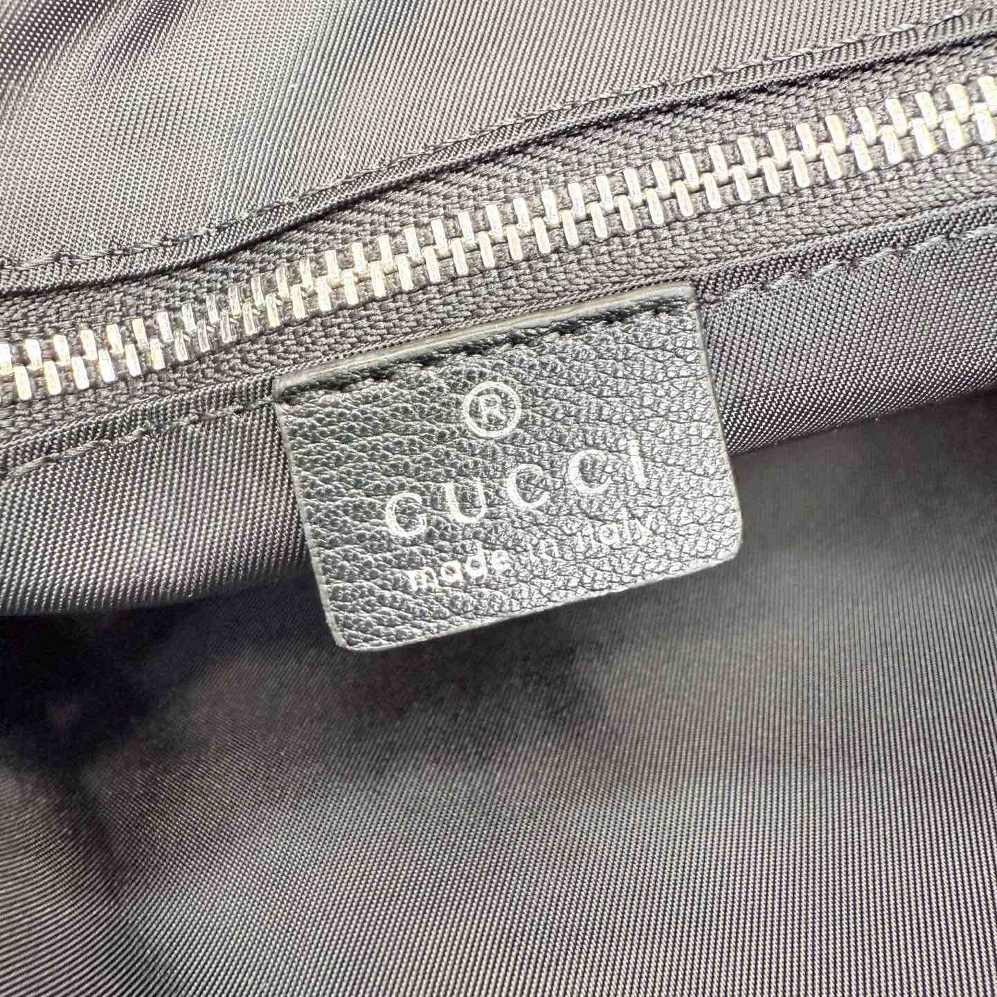 Gucci Gucci Essence Classic Small Crossbody Bag A006ZN - DesignerGu